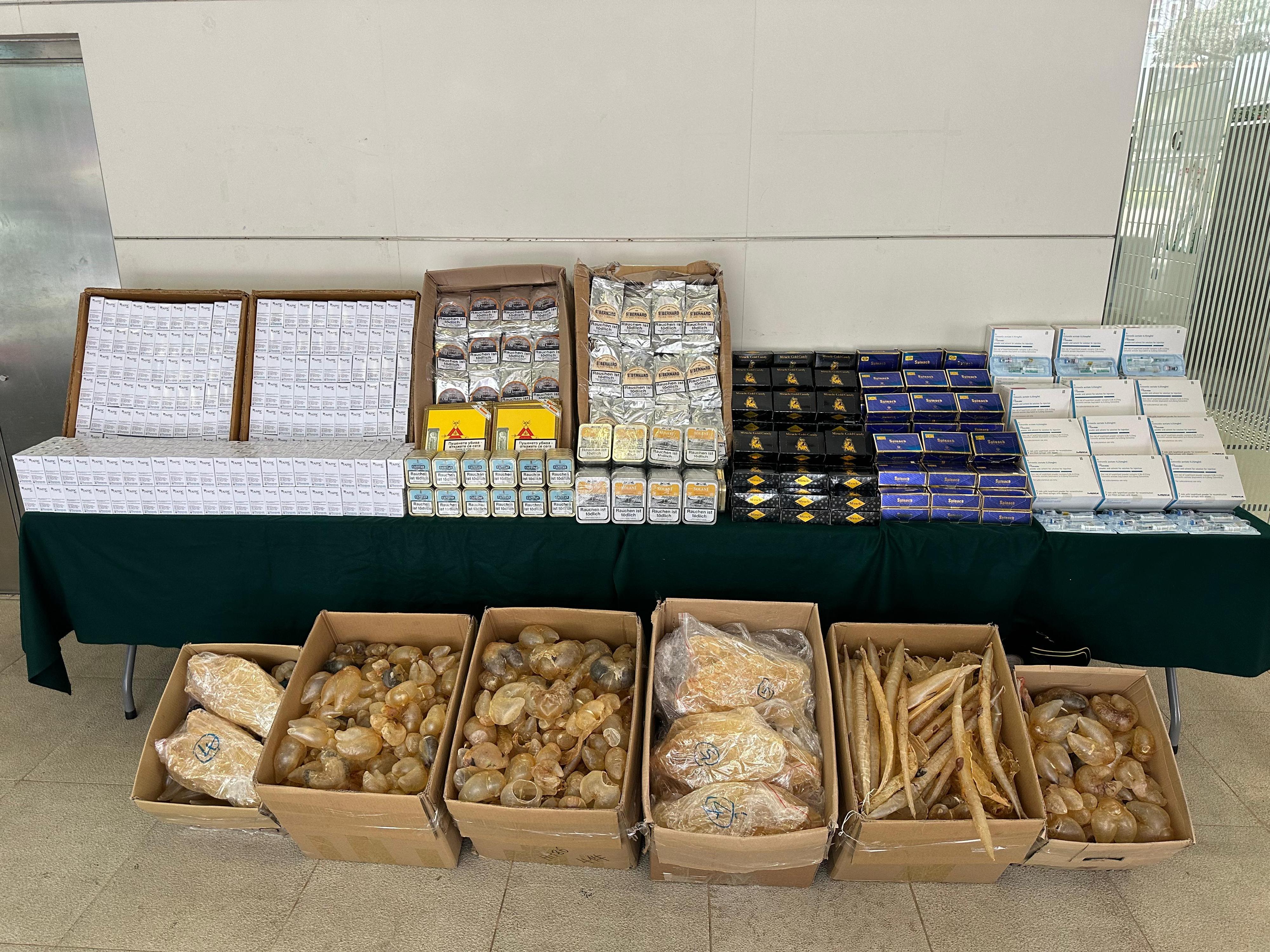 Hong Kong Customs yesterday (March 21) detected a suspected smuggling case involving a medium goods vehicle at the Hong Kong-Zhuhai-Macao Bridge Hong Kong Port. A batch of suspected smuggled goods, including about 25 kilograms of dried fish maws, about 127kg of tobacco products and about 3 500 boxes of pharmaceutical products, with a total estimated market value of about $2 million, were seized. Photo shows the suspected smuggled goods seized. 