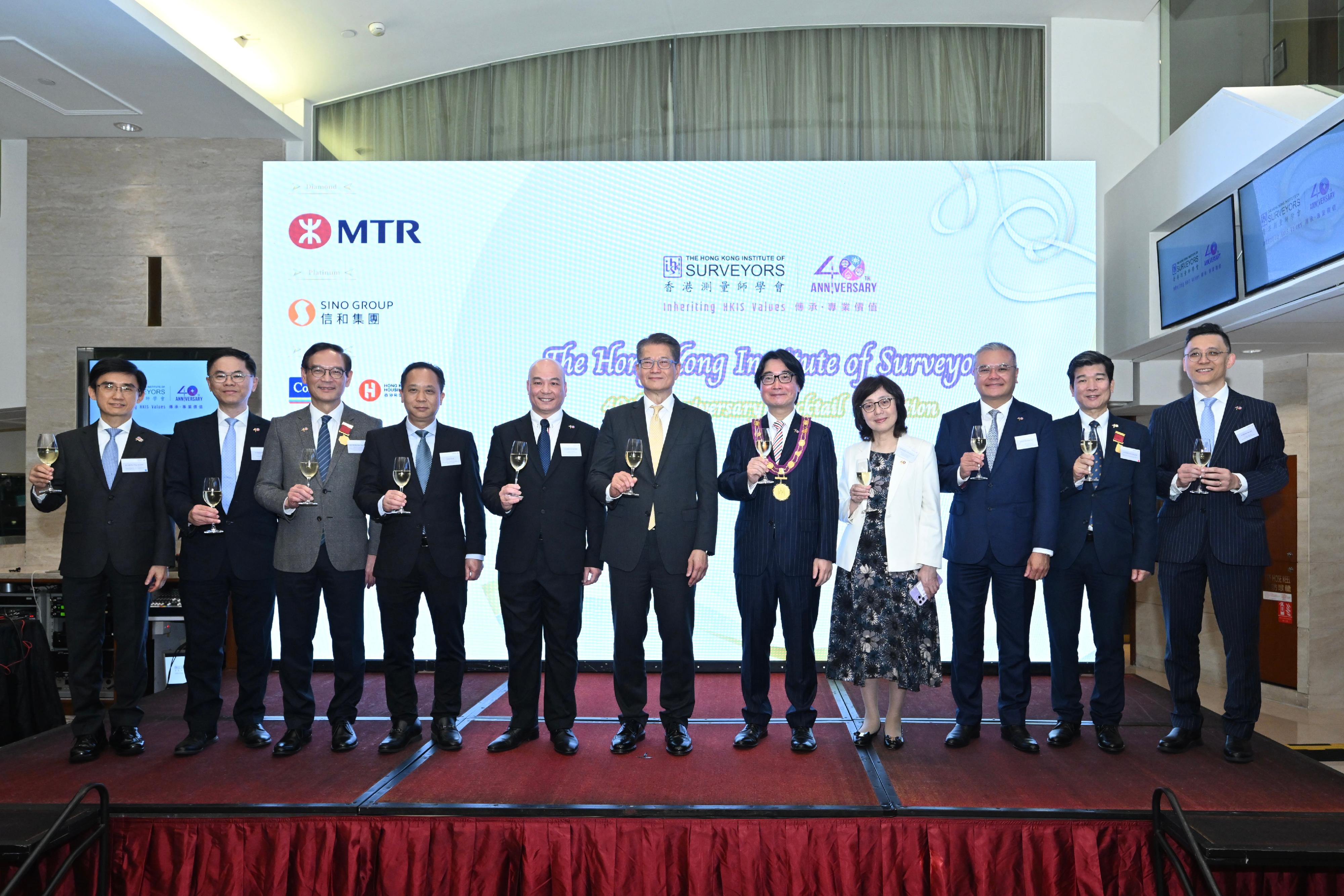 The Financial Secretary, Mr Paul Chan, attended the Hong Kong Institute of Surveyors (HKIS) 40th Anniversary Cocktail Reception today (March 22). Photo show Mr Chan (centre); the Secretary for Development, Ms Bernadette Linn (fourth right); the President of the HKIS, Mr Francis Lam (fifth right); and other guests giving a toast.