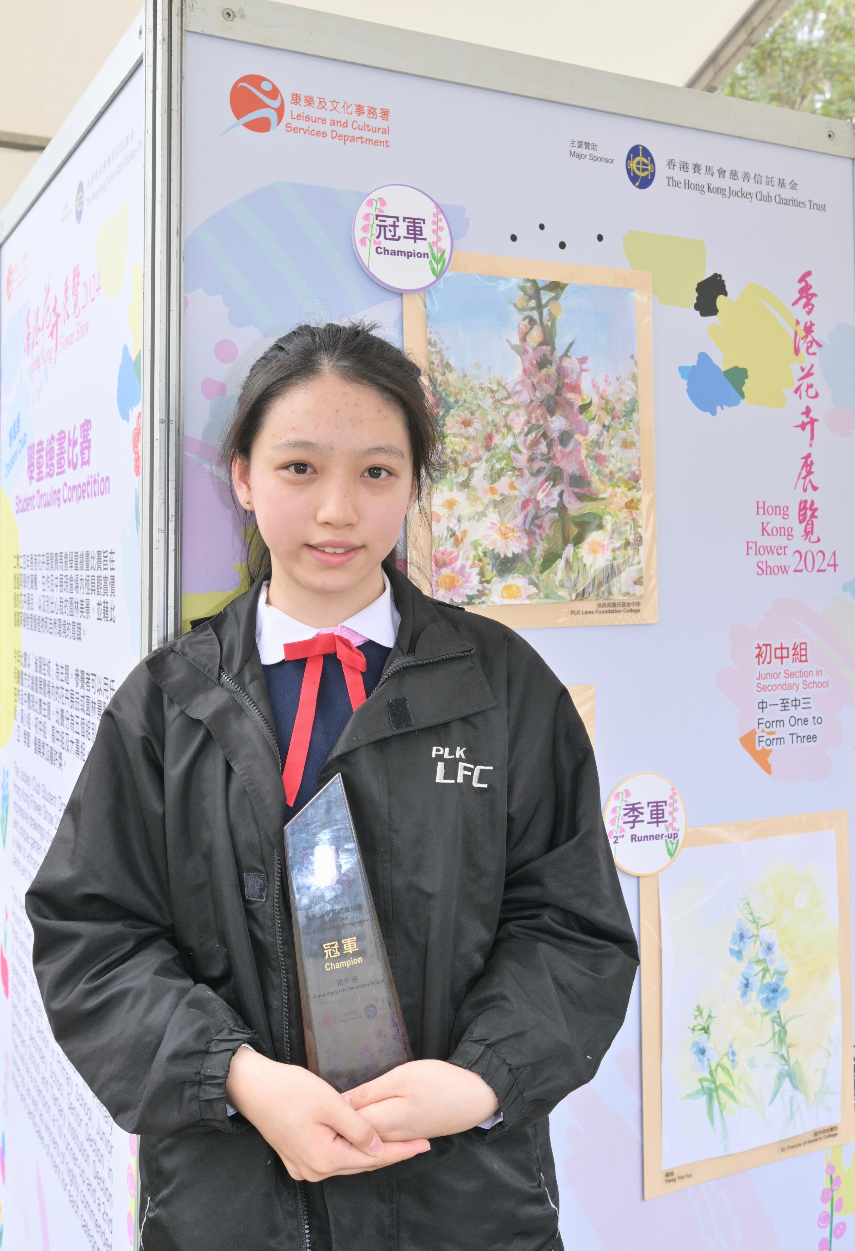 The Hong Kong Flower Show at Victoria Park will close at 9pm tomorrow (March 24). During the show period, various recreational fringe activities have been held, among which the Jockey Club Student Drawing Competition held its prize presentation ceremony today (March 23). Winning entries are now on display at the showground. Photo shows the champion of the Junior Section in Secondary School, Hui Nok, and her work.