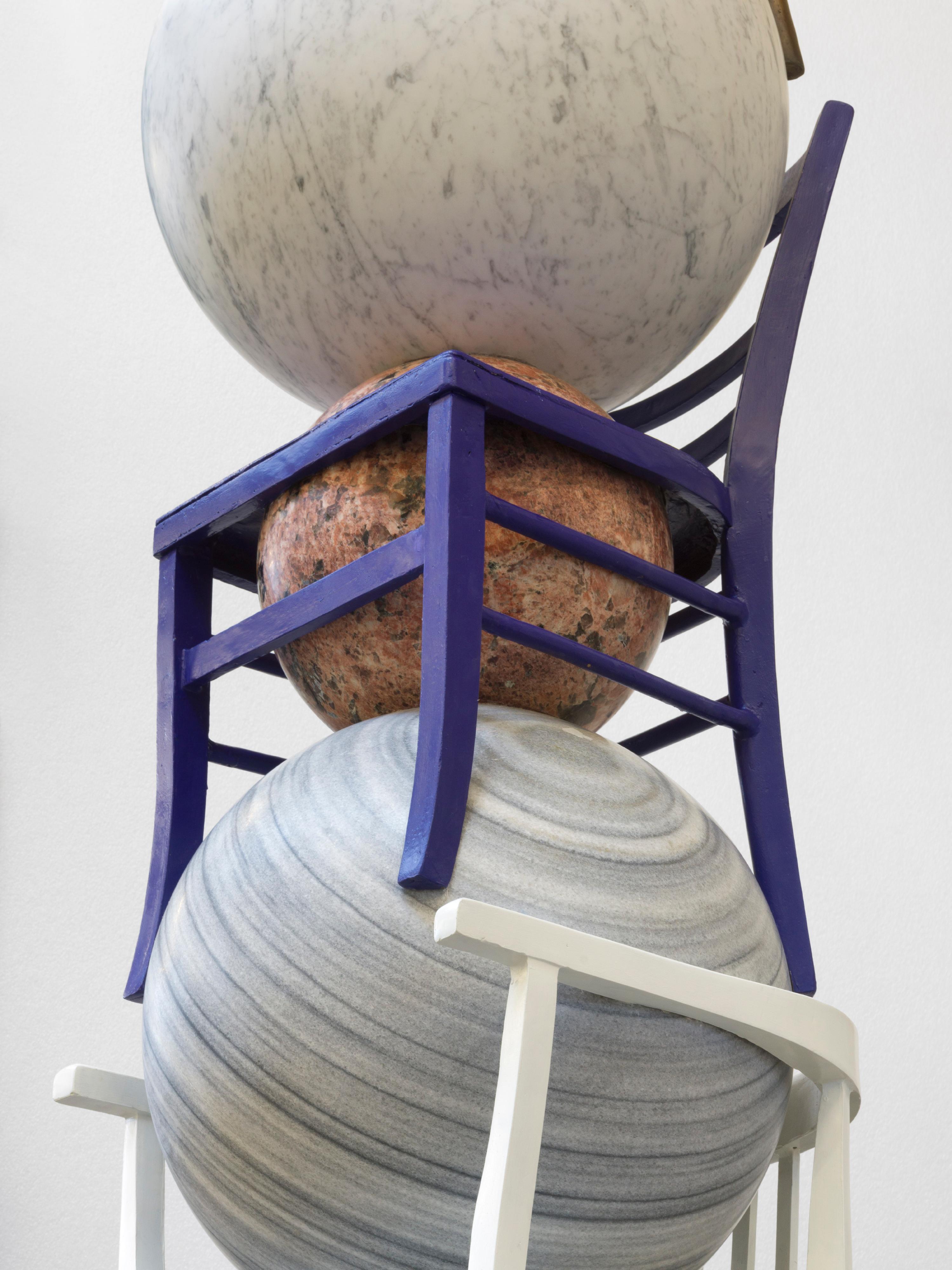 在「藝術@維港2024」下，K11集團今日（三月二十四日）起至十一月在K11 MUSEA海濱長廊展示藝術家Alicja Kwade的雕塑作品《世界的秩序（圖騰）》。（鳴謝藝術家及佩斯畫廊；Roman März攝影。）
