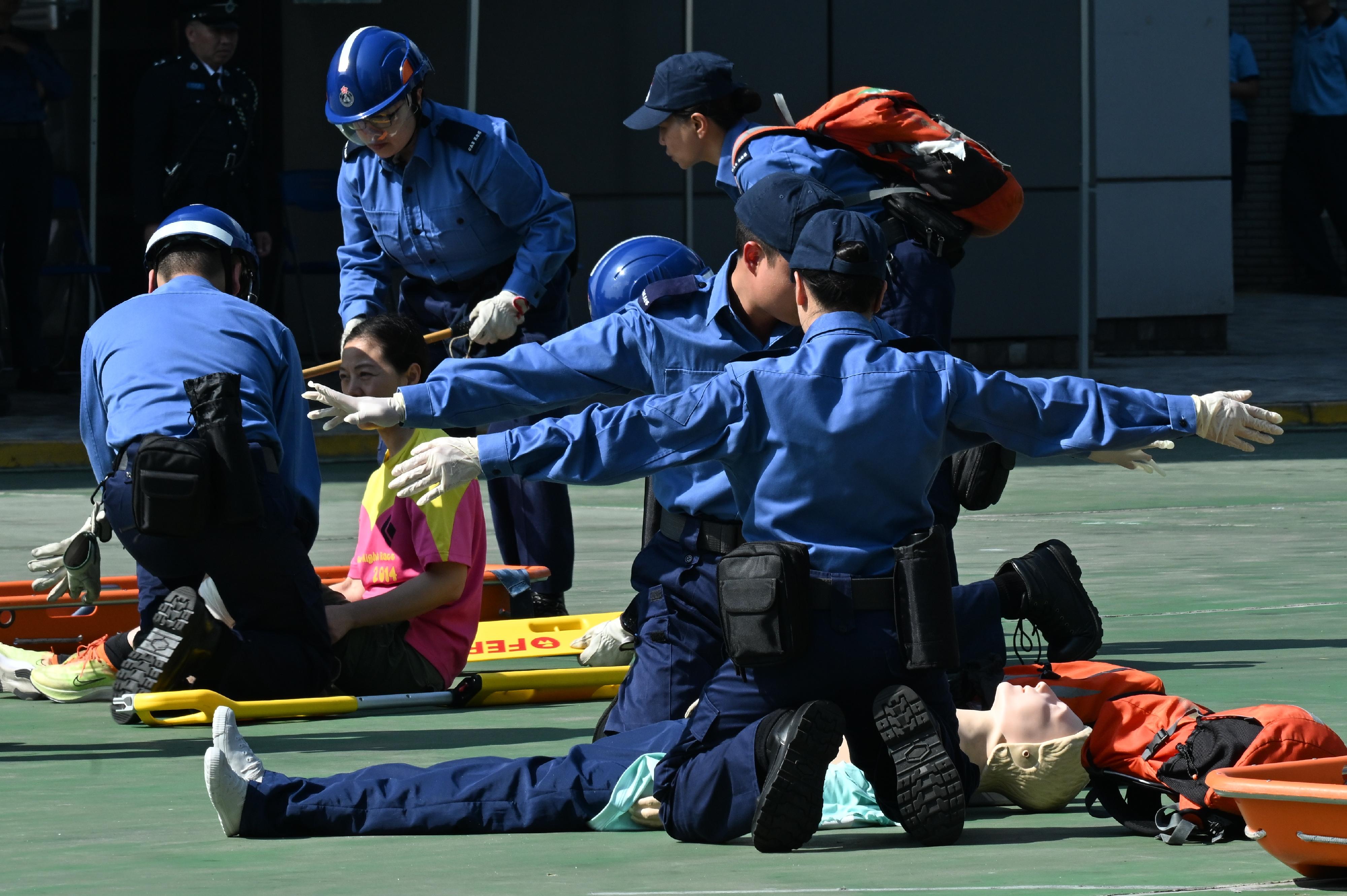 The Civil Aid Service held the 87th Recruits Passing-out Parade at its headquarters today (March 24). Photo shows the recruits performing a rescue demonstration.