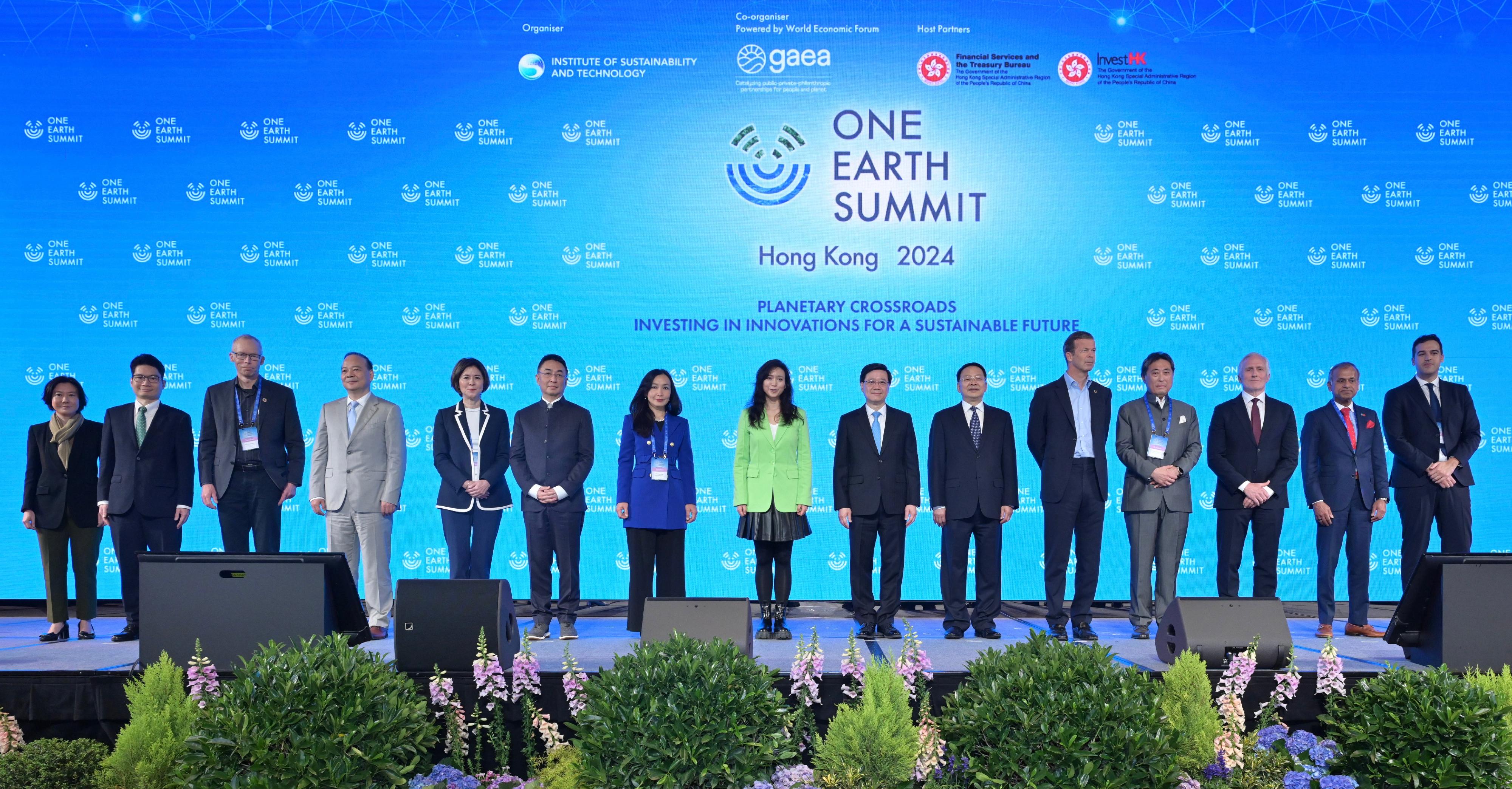 The Institute of Sustainability and Technology (IST) held the One Earth Summit today (March 25). Photo shows (from sixth right) Deputy Director of the Liaison Office of the Central People's Government in the Hong Kong Special Administrative Region Mr Yin Zonghua; the Chief Executive, Mr John Lee; the Founder of the IST, Professor Poman Lo; and the Managing Director of the Centre for Nature and Climate of the World Economic Forum, Ms Gim Huay Neo, with other guests at the forum.