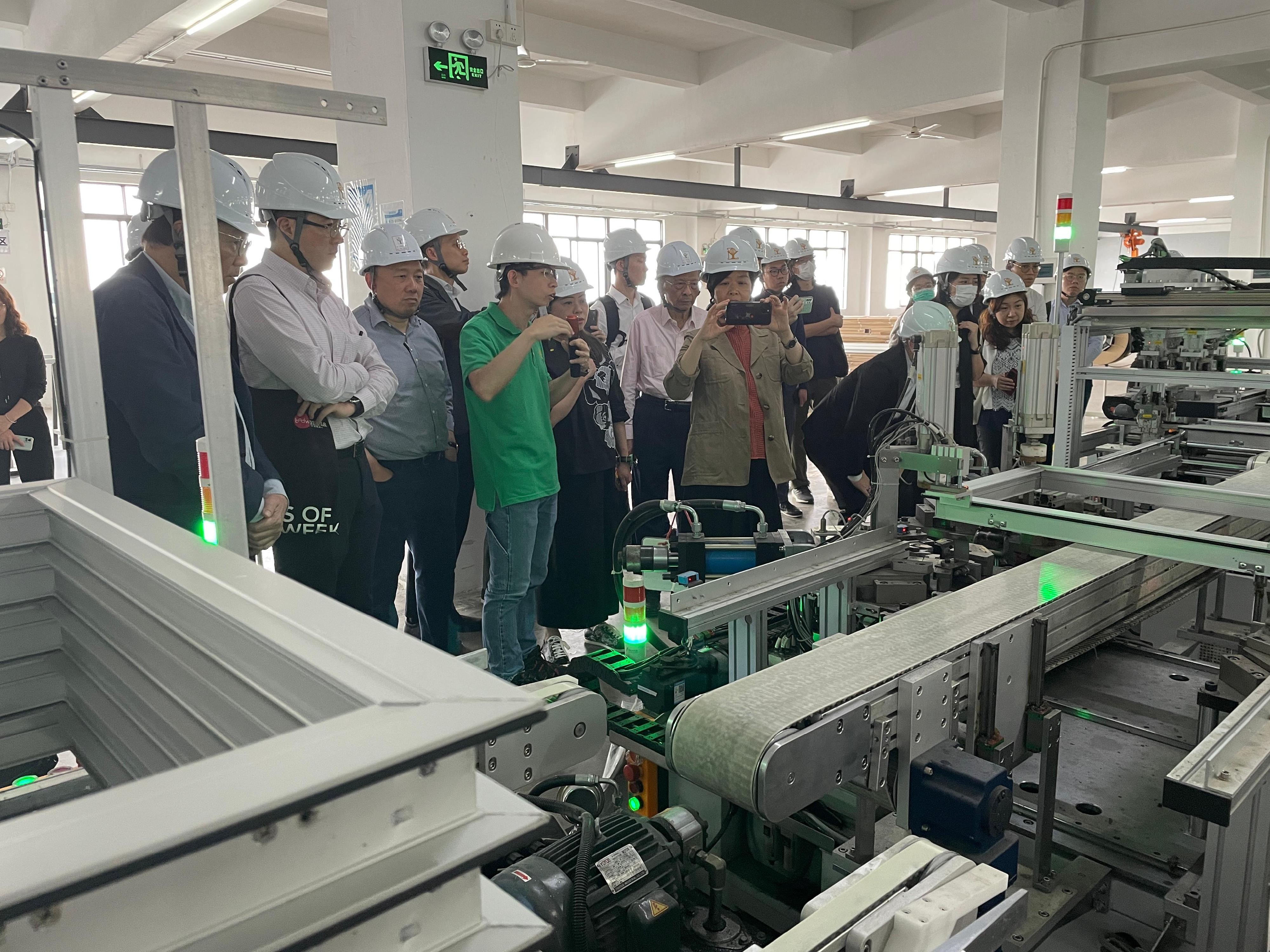 The Secretary for Housing, Ms Winnie Ho, and a delegation of representatives from the Housing Bureau and the Architectural Services Department visited Huizhou today (March 25) to inspect the production progress of Modular Integrated Construction (MiC) modules of Light Public Housing. Photo shows Ms Ho (ninth left) visiting the factory of a Hong Kong enterprise, Yau Lee Wah Construction Materials (Huizhou) Company Limited, in the afternoon to learn about the different innovative technologies and smart equipment adopted by Hong Kong contractors in manufacturing MiC modules.