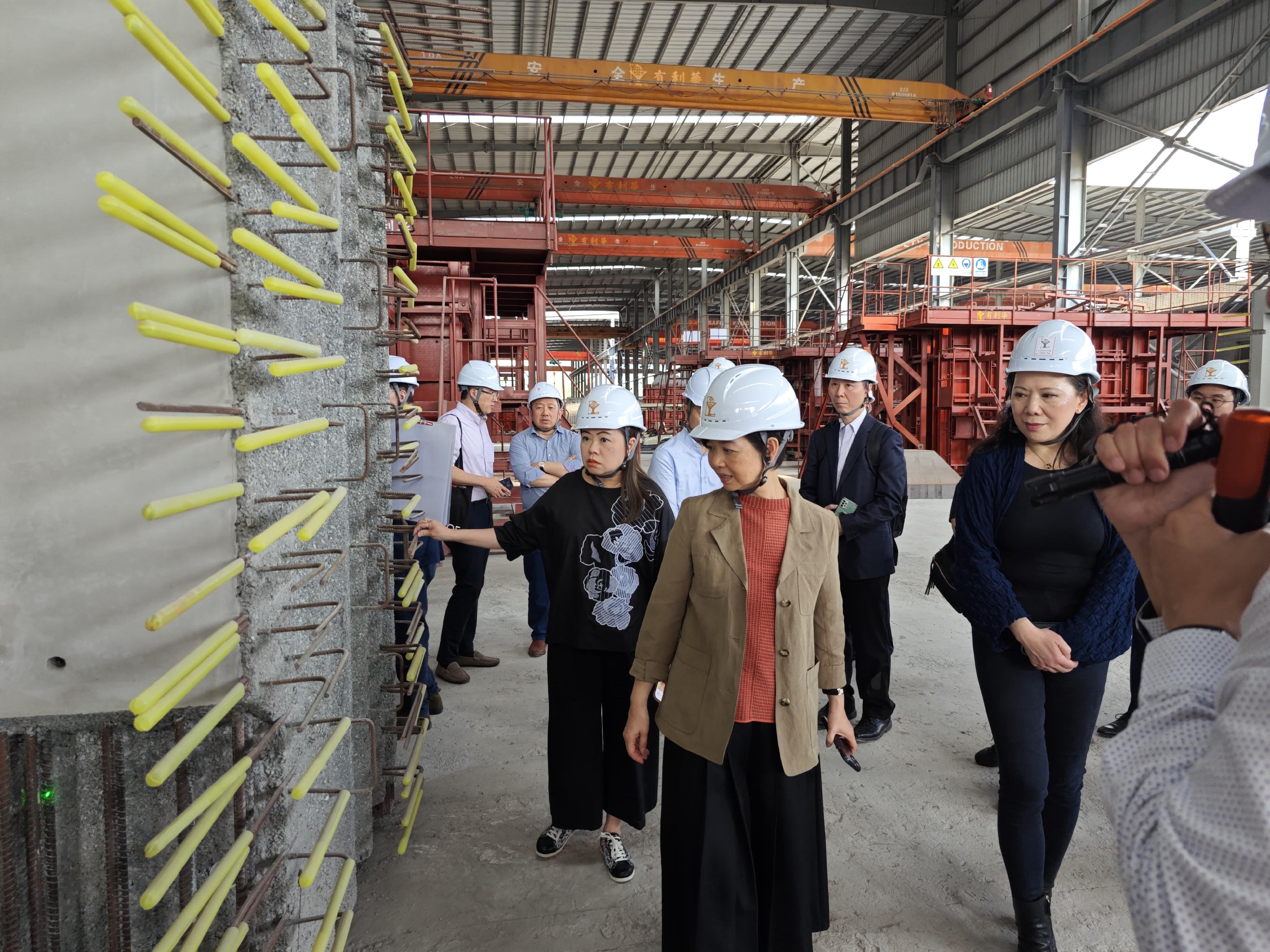 The Secretary for Housing, Ms Winnie Ho, and a delegation of representatives from the Housing Bureau and the Architectural Services Department visited Huizhou today (March 25) to inspect the production progress of Modular Integrated Construction (MiC) modules of Light Public Housing. Photo shows Ms Ho (front row, centre) and the Permanent Secretary for Housing, Miss Rosanna Law (front row, left), visiting the factory of a Hong Kong enterprise, Yau Lee Wah Construction Materials (Huizhou) Company Limited, in the afternoon to learn about the different innovative technologies and smart equipment adopted by Hong Kong contractors in manufacturing MiC modules.