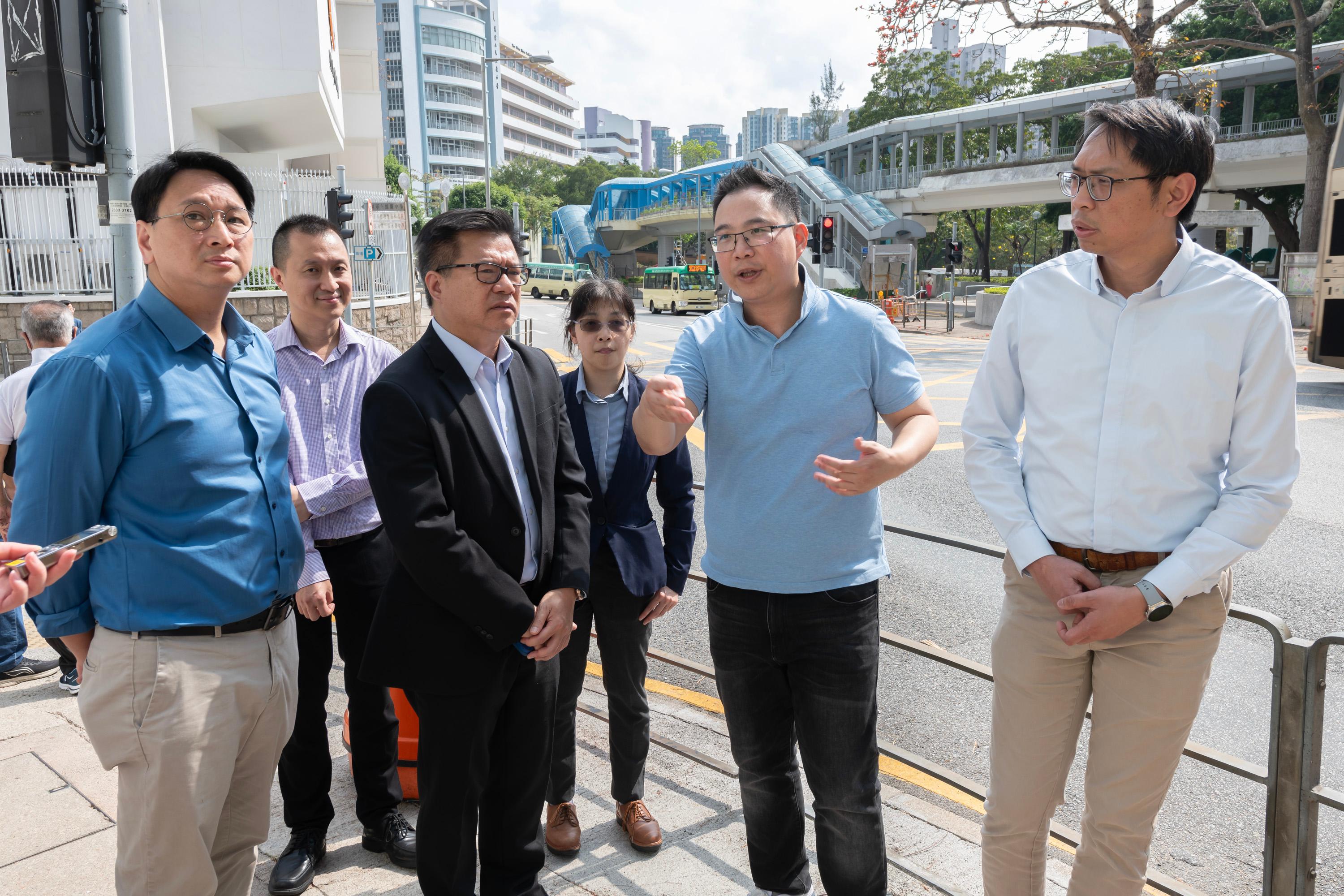 Legislative Council Members conducted a site visit to Tsz Wan Shan area today (March 25) to follow up on issues raised by a deputation relating to a request for provision of Tsz Wan Shan station on the East Kowloon "Crossing-the-Hill" Line. Photo shows members observing the geographical environment and actual situation of the area on Tsz Wan Shan Road.