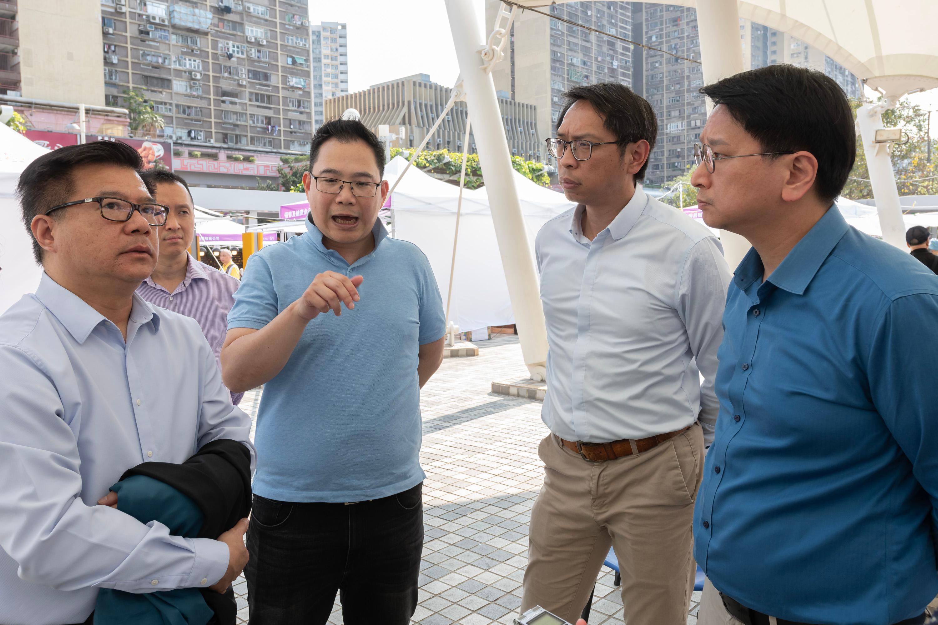 Legislative Council Members conducted a site visit to Tsz Wan Shan area today (March 25) to follow up on issues raised by a deputation relating to a request for provision of Tsz Wan Shan station on the East Kowloon "Crossing-the-Hill" Line. Photo shows members exchanging views with representatives of the Government on the feasibility of constructing a smart and green mass transit system in Tsz Wan Shan area.