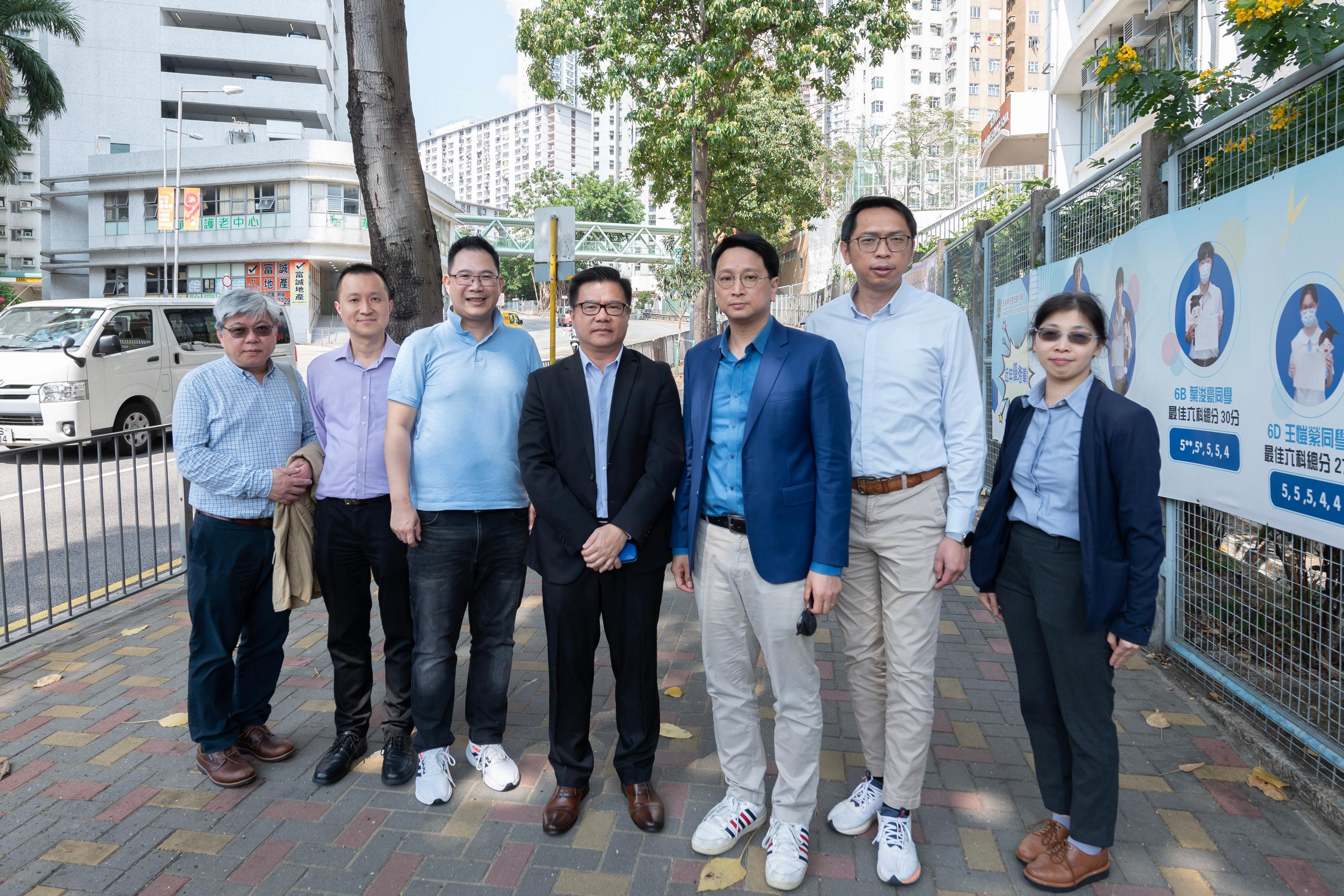 Legislative Council Members conducted a site visit to Tsz Wan Shan area today (March 25) to follow up on issues raised by a deputation relating to a request for provision of Tsz Wan Shan station on the East Kowloon "Crossing-the-Hill" Line. Photo shows Mr Tang Ka-piu (Convenor) (third right), Mr Luk Chung-hung (second right), Mr Yang Wing-kit (third left) and representatives of the Government on Hammer Hill Road.