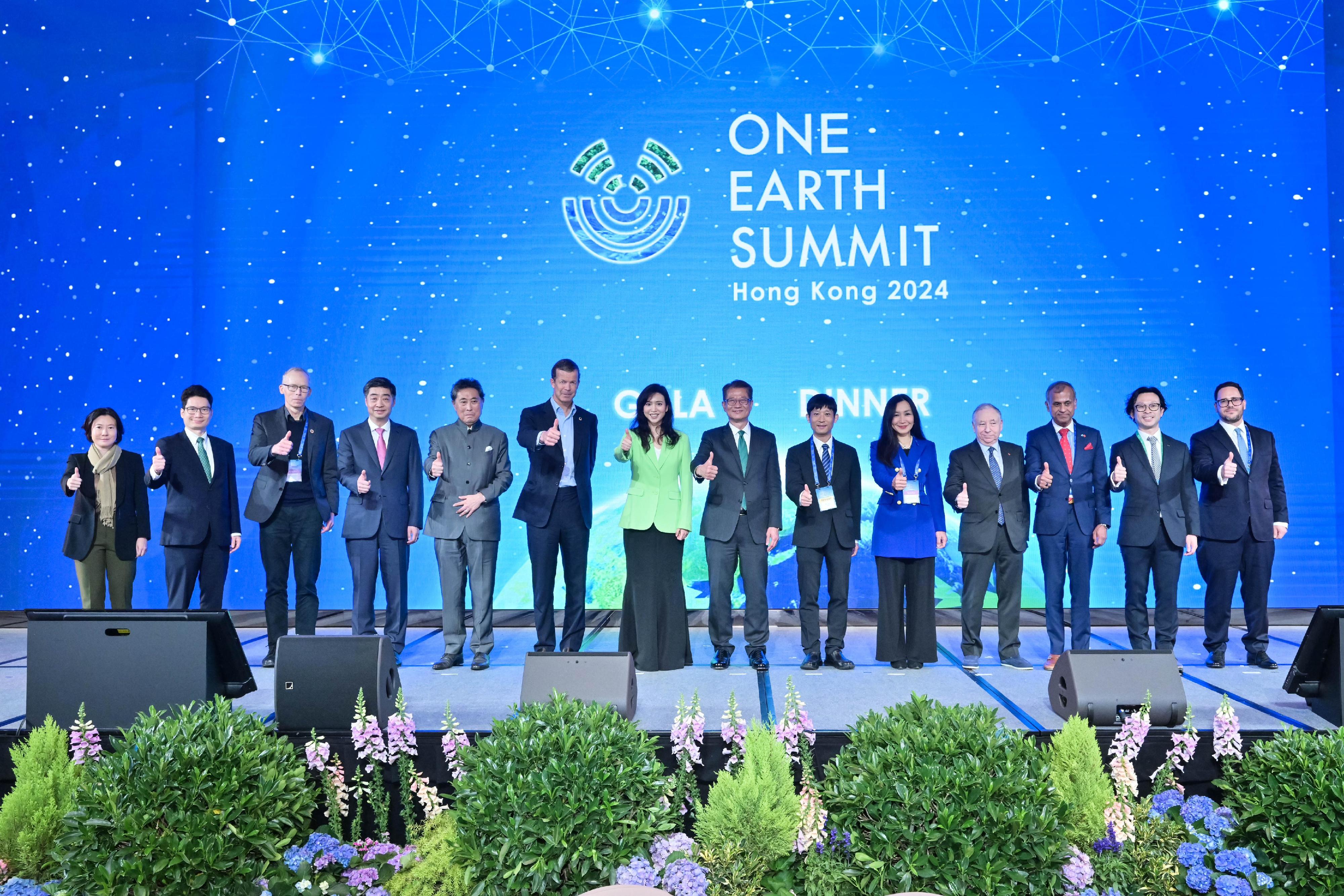 The Institute of Sustainability and Technology (IST) held the One Earth Summit Gala Dinner this evening (March 25). Photo shows (from fifth right) the Managing Director of the Centre for Nature and Climate of the World Economic Forum, Ms Gim Huay Neo; the Deputy Director-General of the Department of Economic Affairs of the Liaison Office of the Central People's Government in the Hong Kong Special Administrative Region, Mr Tan Yabo; the Financial Secretary, Mr Paul Chan; and the Founder of the IST, Professor Poman Lo, with other guests at the gala dinner.