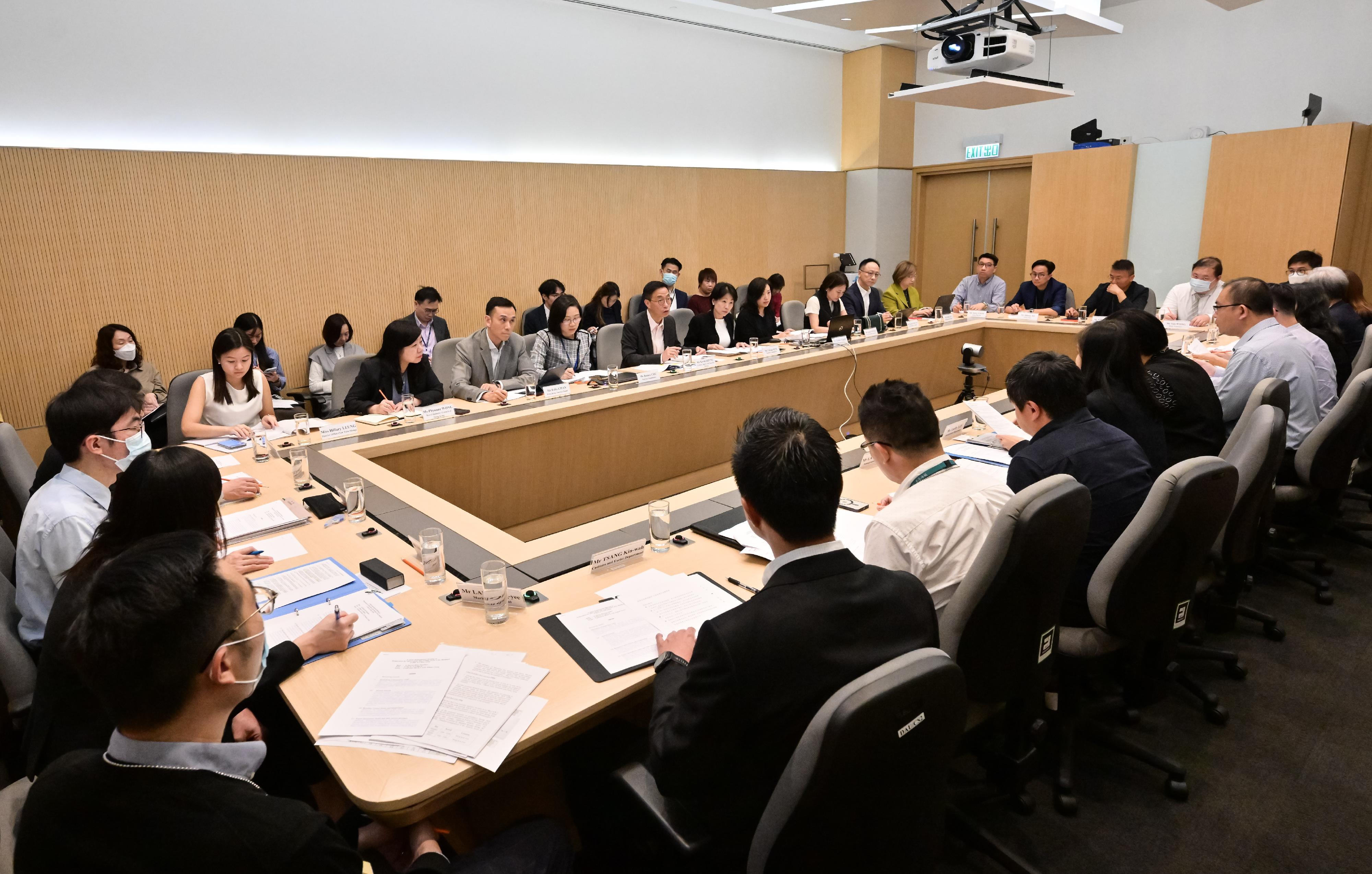 The Culture, Sports and Tourism Bureau convened a meeting today (March 26) to co-ordinate the preparations for visitor arrivals to Hong Kong during the Labour Day Golden Week of the Mainland, and discussed with representatives of various units the arrangements for visitor arrivals.