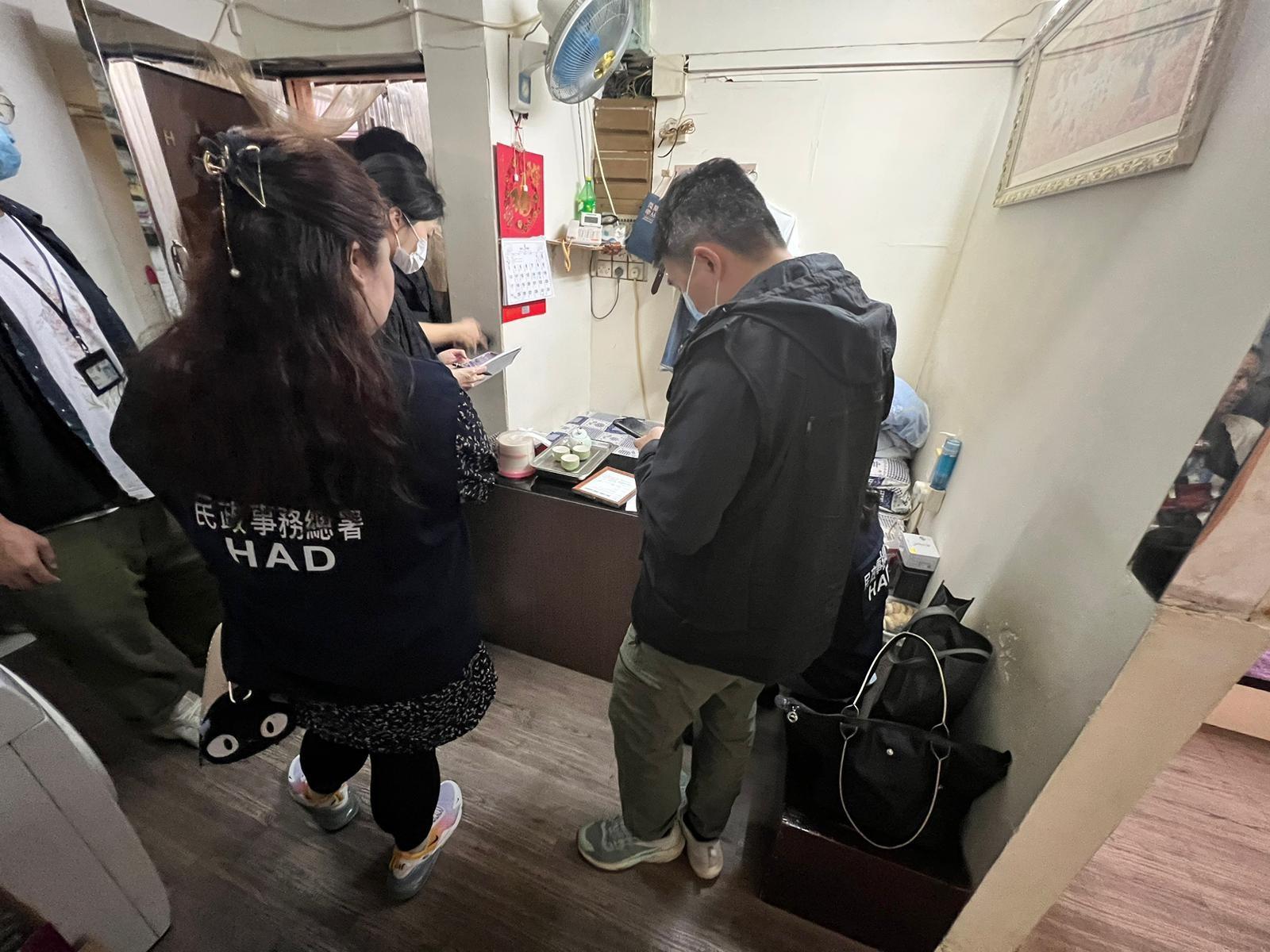 The Office of the Licensing Authority (OLA) of the Home Affairs Department yesterday (March 25) conducted a joint surprise operation with the Hong Kong Police Force to inspect one place of premises in Yuen Long District that was suspected of operating an unlicensed guesthouse. Photo shows OLA enforcement officers searching for evidence in a suspected unlicensed guesthouse.