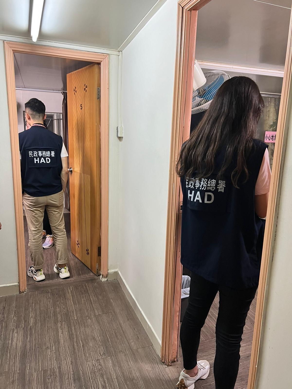 The Office of the Licensing Authority (OLA) of the Home Affairs Department yesterday (March 25) conducted a joint surprise operation with the Hong Kong Police Force to inspect one place of premises in Yuen Long District that was suspected of operating an unlicensed guesthouse. Photo shows OLA enforcement officers searching for evidence in a suspected unlicensed guesthouse.