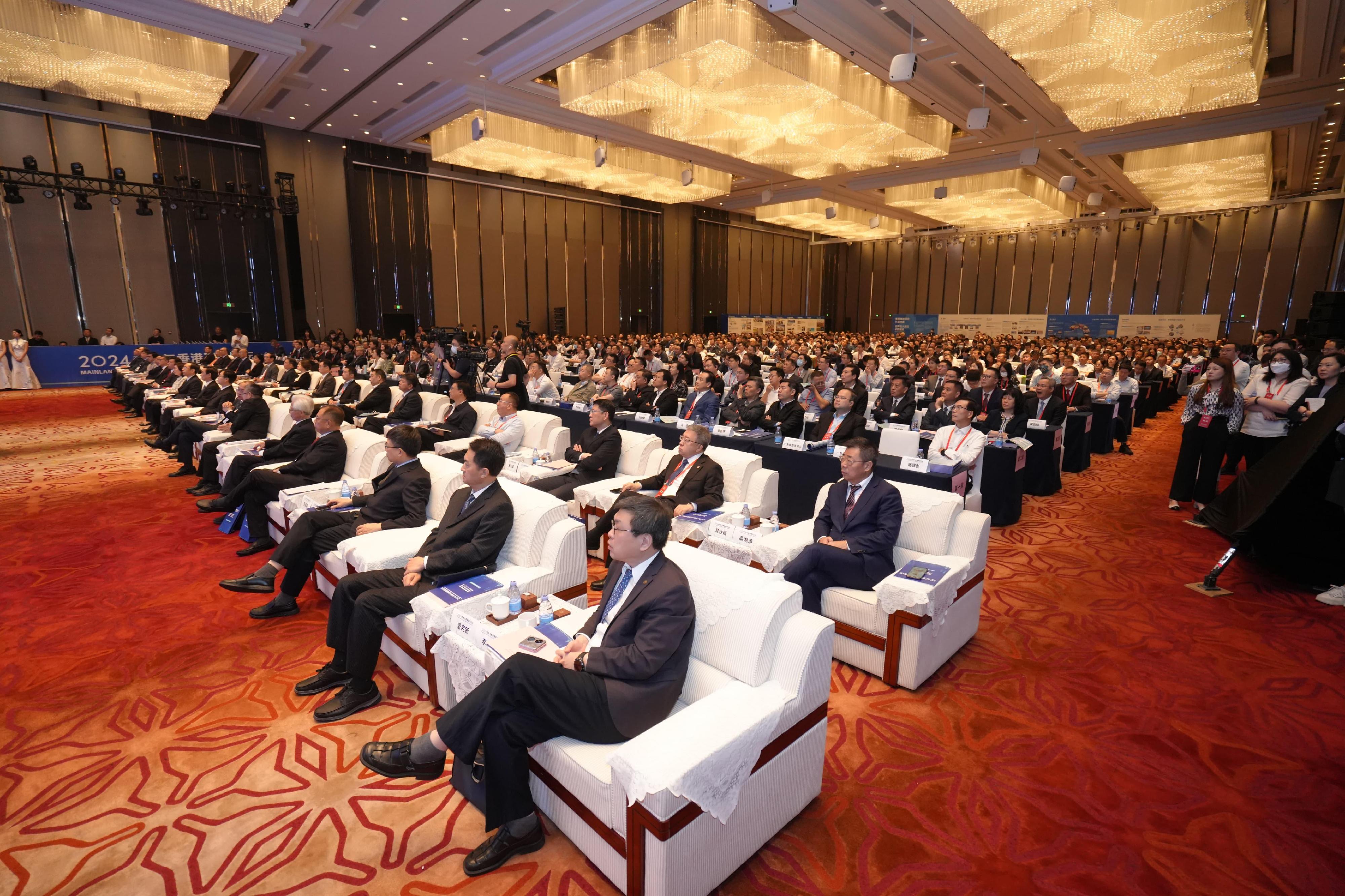 「2024内地与香港建筑论坛」今日（三月二十六日）在广州举行，吸引逾800名来自粤港澳地区的业内人士参与。