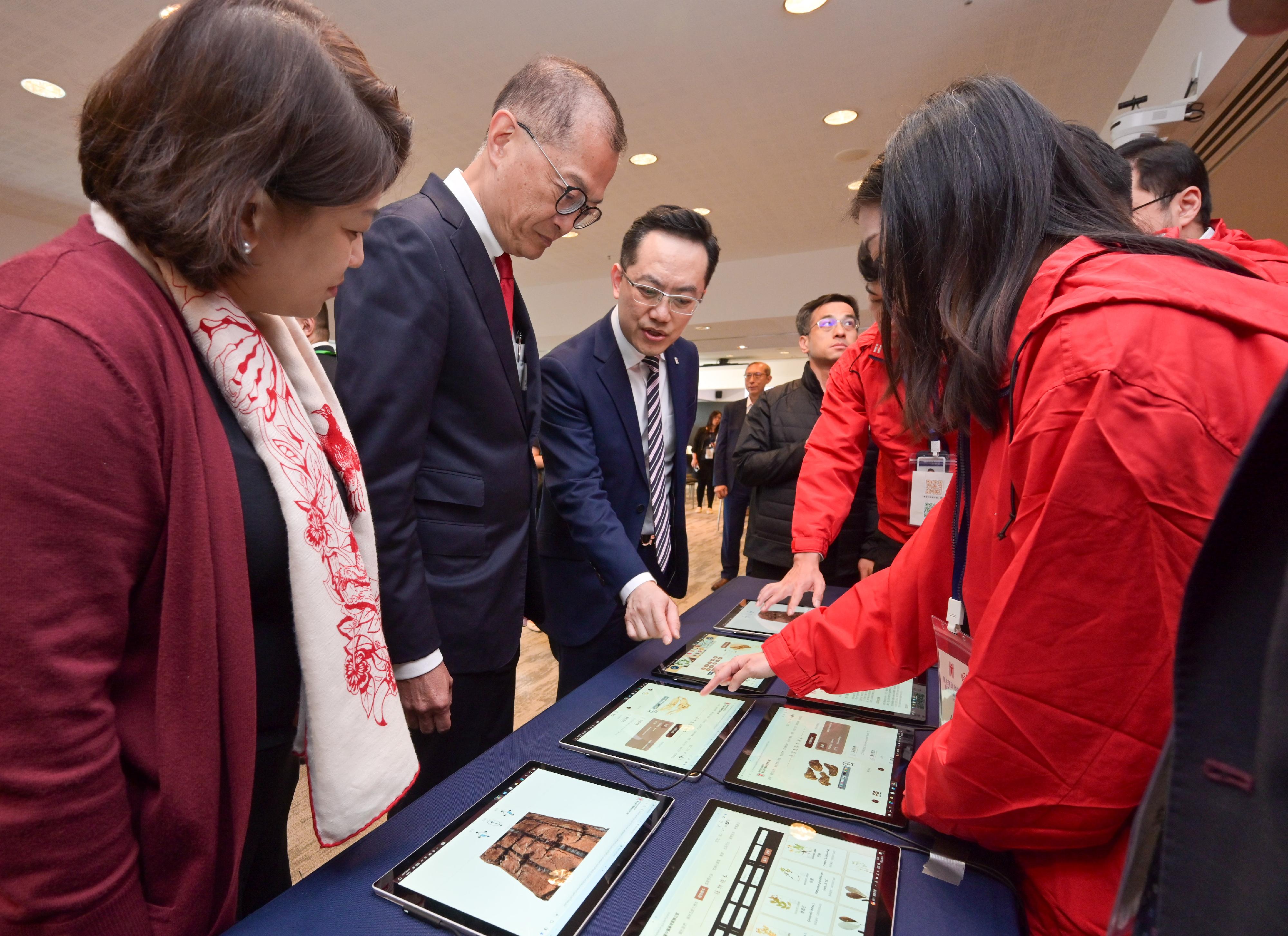 The Secretary for Health, Professor Lo Chung-mau, today (March 26) attended the launch ceremony of the Department of Health's new dedicated website Digital Herbarium for Chinese Medicines. Photo shows Professor Lo (second left); the Under Secretary for Health, Dr Libby Lee (first left); and the Director of Health, Dr Ronald Lam (third left); browsing the dedicated website Digital Herbarium for Chinese Medicines.