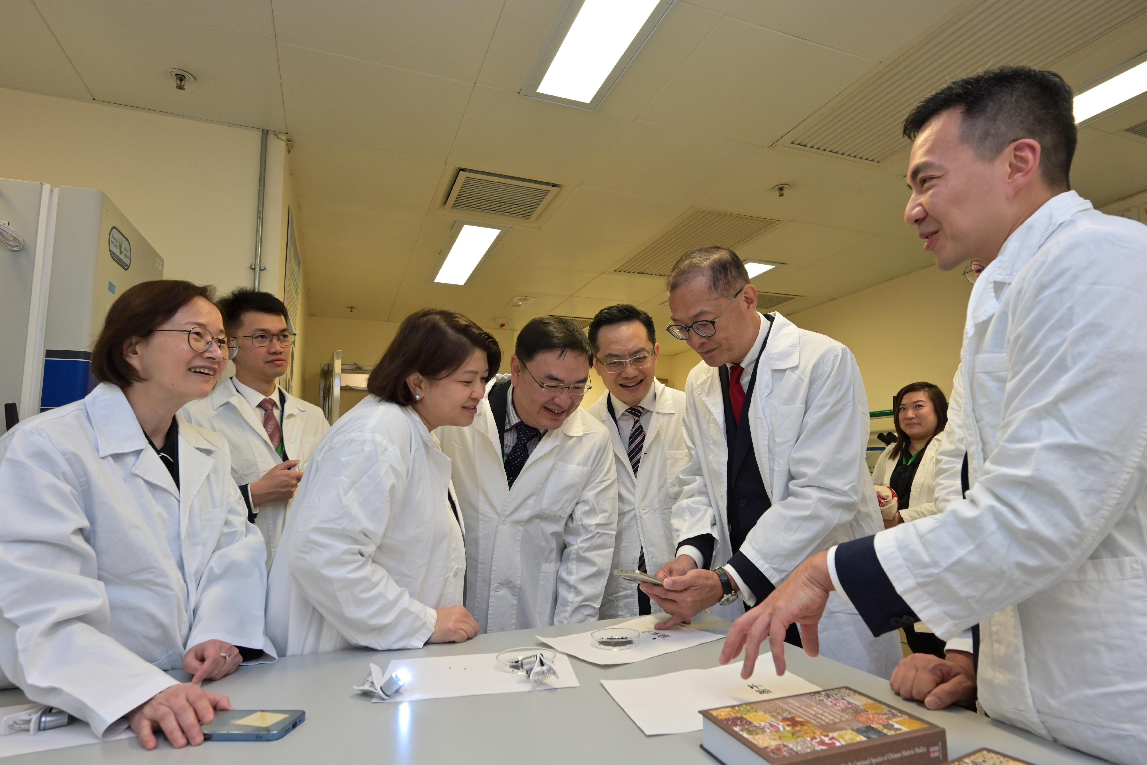 The Secretary for Health, Professor Lo Chung-mau, today (March 26) attended the launch ceremony of the Department of Health's new dedicated website Digital Herbarium for Chinese Medicines. Photo shows Professor Lo (sixth left), accompanied by the Director of Health, Dr Ronald Lam (fifth left), visiting the Government Chinese Medicines Testing Institute of the Department of Health, which is located in Hong Kong Science Park.