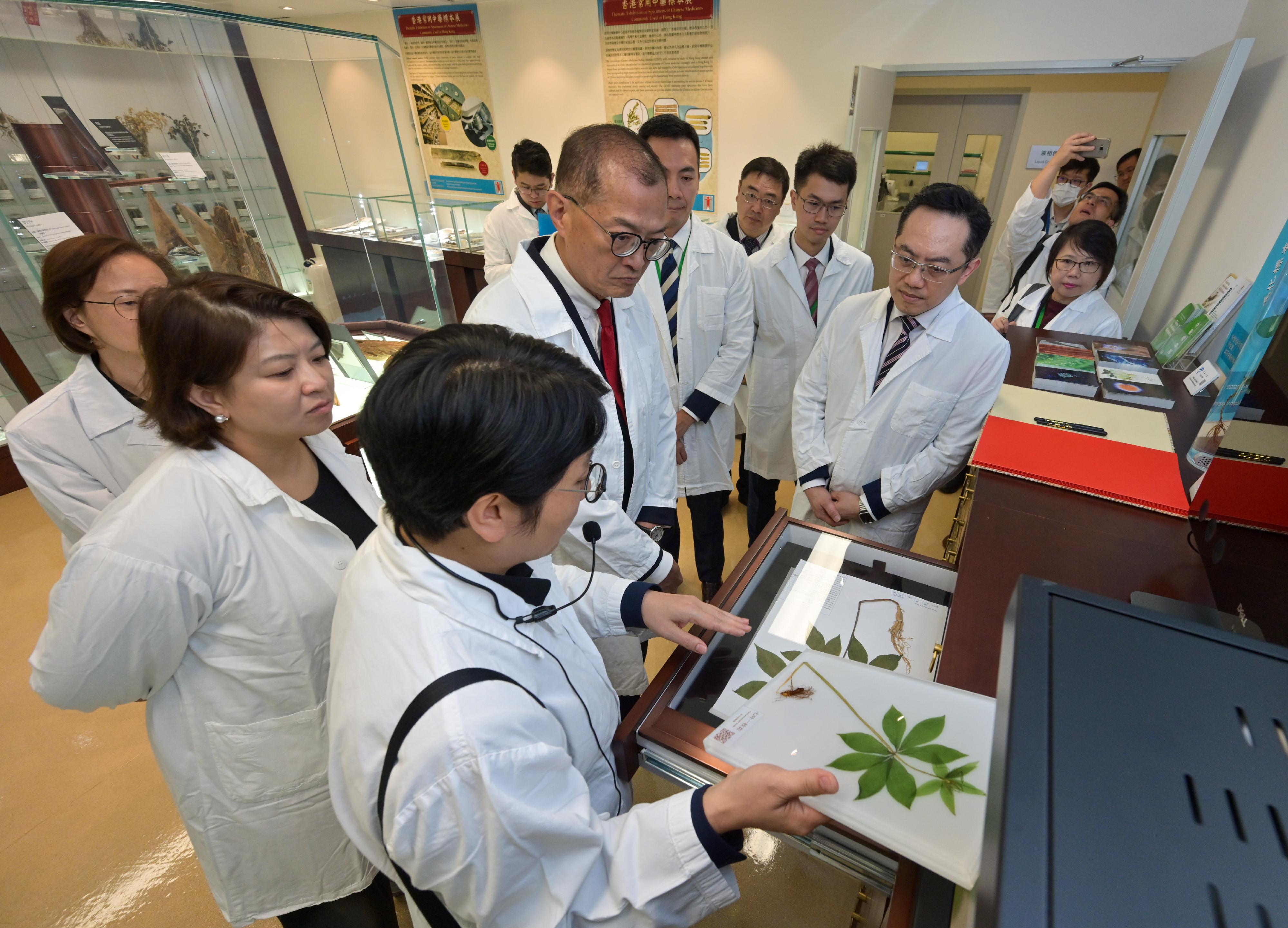 The Secretary for Health, Professor Lo Chung-mau, today (March 26) attended the launch ceremony of the Department of Health's new dedicated website Digital Herbarium for Chinese Medicines. Photo shows Professor Lo (third left), accompanied by the Director of Health, Dr Ronald Lam (second right), visiting the Government Chinese Medicines Testing Institute of the Department of Health, which is located in Hong Kong Science Park.