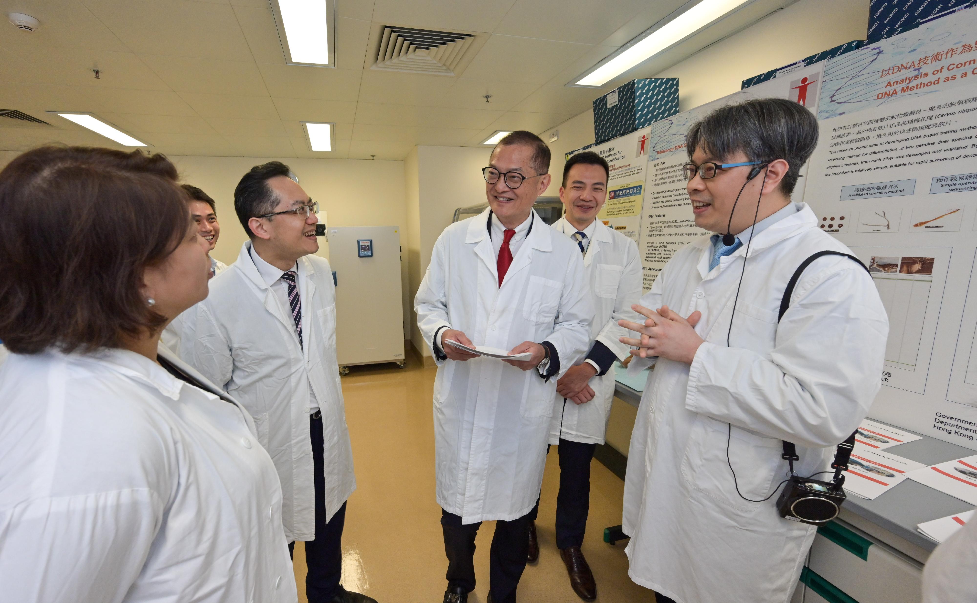 The Secretary for Health, Professor Lo Chung-mau, today (March 26) attended the launch ceremony of the Department of Health's new dedicated website Digital Herbarium for Chinese Medicines. Photo shows Professor Lo (third right), accompanied by the Director of Health, Dr Ronald Lam (fourth right), visiting the Government Chinese Medicines Testing Institute of the Department of Health, which is located in Hong Kong Science Park.