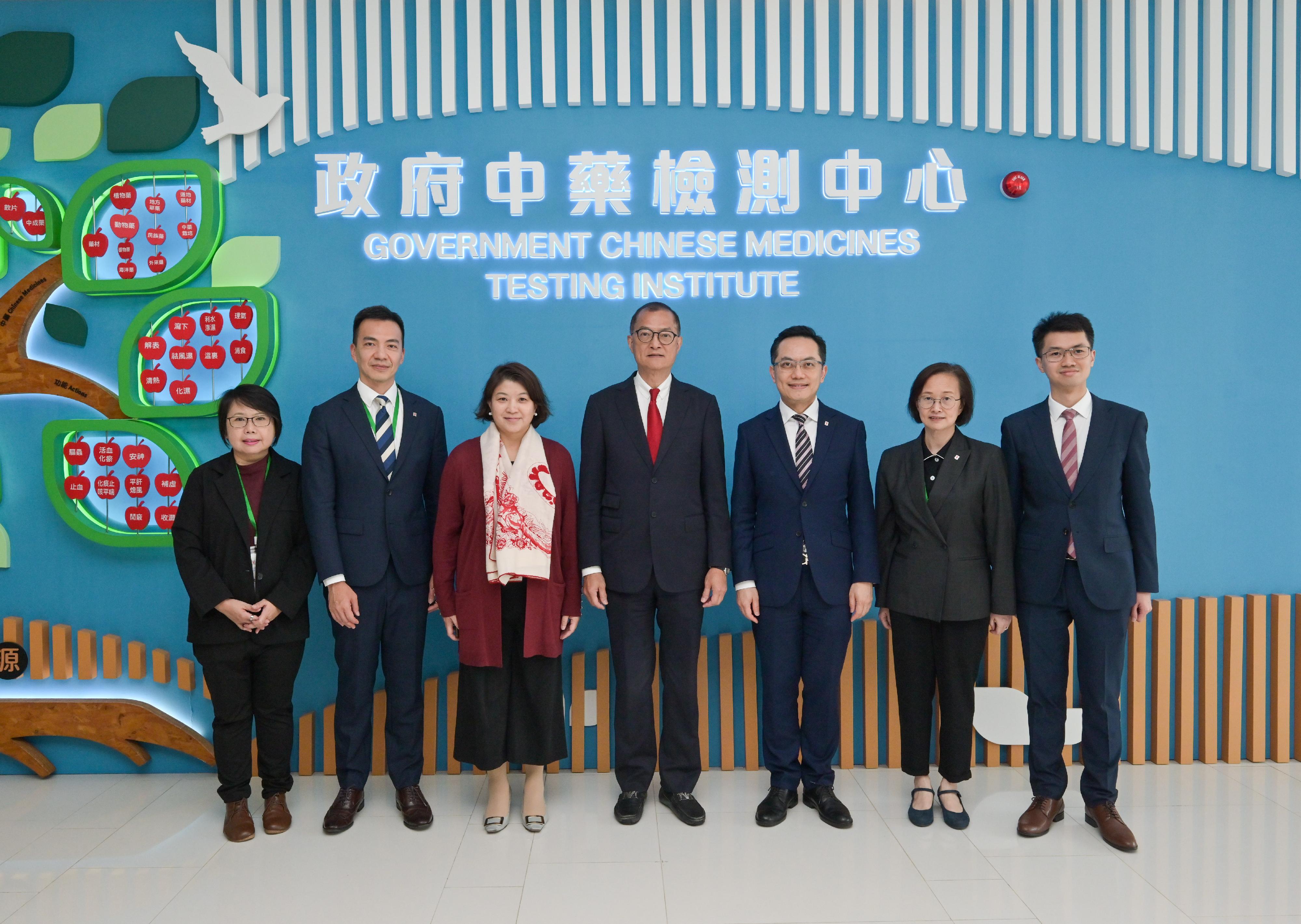 The Secretary for Health, Professor Lo Chung-mau, today (March 26) attended the launch ceremony of the Department of Health's new dedicated website Digital Herbarium for Chinese Medicines. Photo shows Professor Lo (centre); the Under Secretary for Health, Dr Libby Lee (third left) and the Director of Health, Dr Ronald Lam (third right) after visiting the Government Chinese Medicines Testing Institute of the Department of Health, which is located in Hong Kong Science Park.