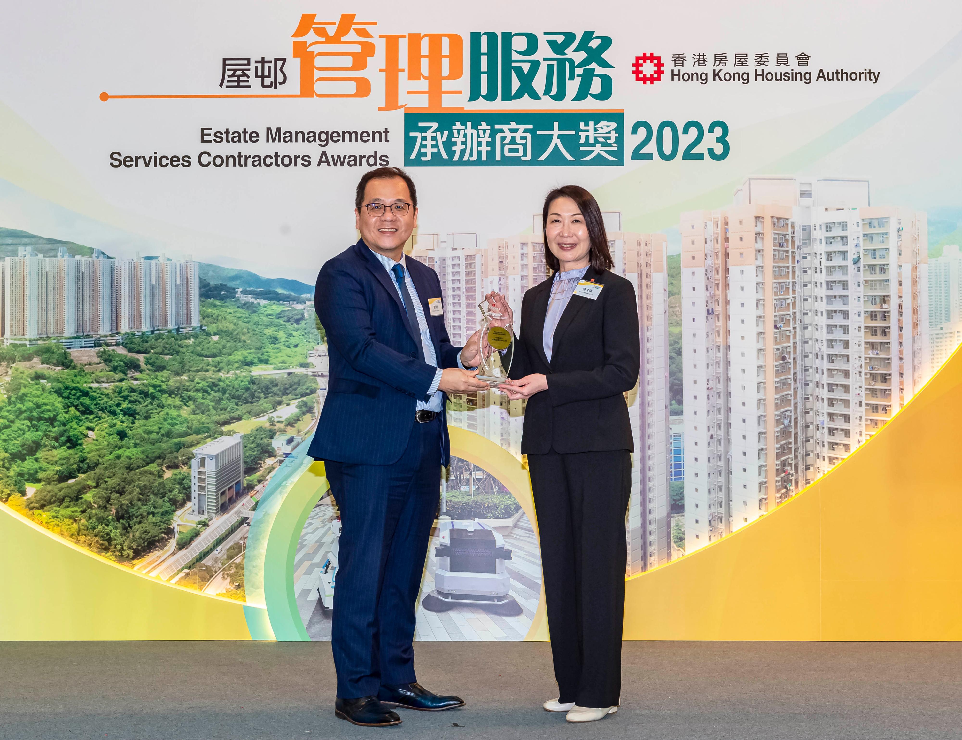 The Hong Kong Housing Authority hosted the Estate Management Services Contractors Awards 2023 presentation ceremony at Domain in Yau Tong today (March 27). Photo shows the Assistant Director of Housing (Estate Management)(3), Mr Hong Wing-kit (left), with representative of the winner of the Best Property Services Agent (Tenants Purchase Scheme).