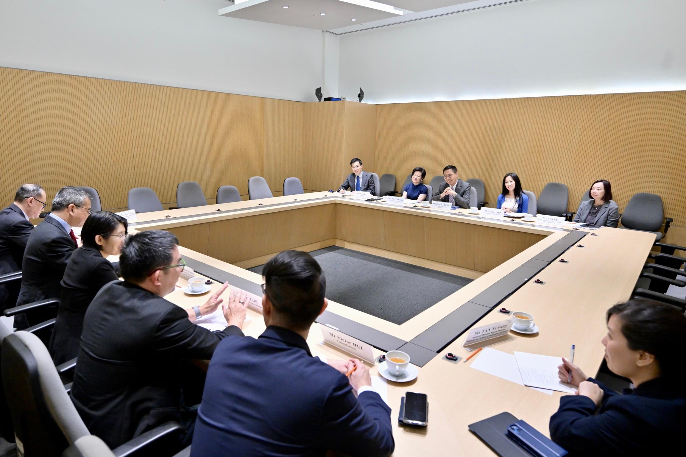 The Secretary for Culture, Sports and Tourism, Mr Kevin Yeung, today (March 27) met with Singapore's Minister for Culture, Community and Youth & Second Minister for Law, Mr Edwin Tong. Photo shows Mr Yeung (upper row, centre) briefing Mr Tong (bottom row, second left) on the latest developments of Hong Kong's cultural and sports policies.