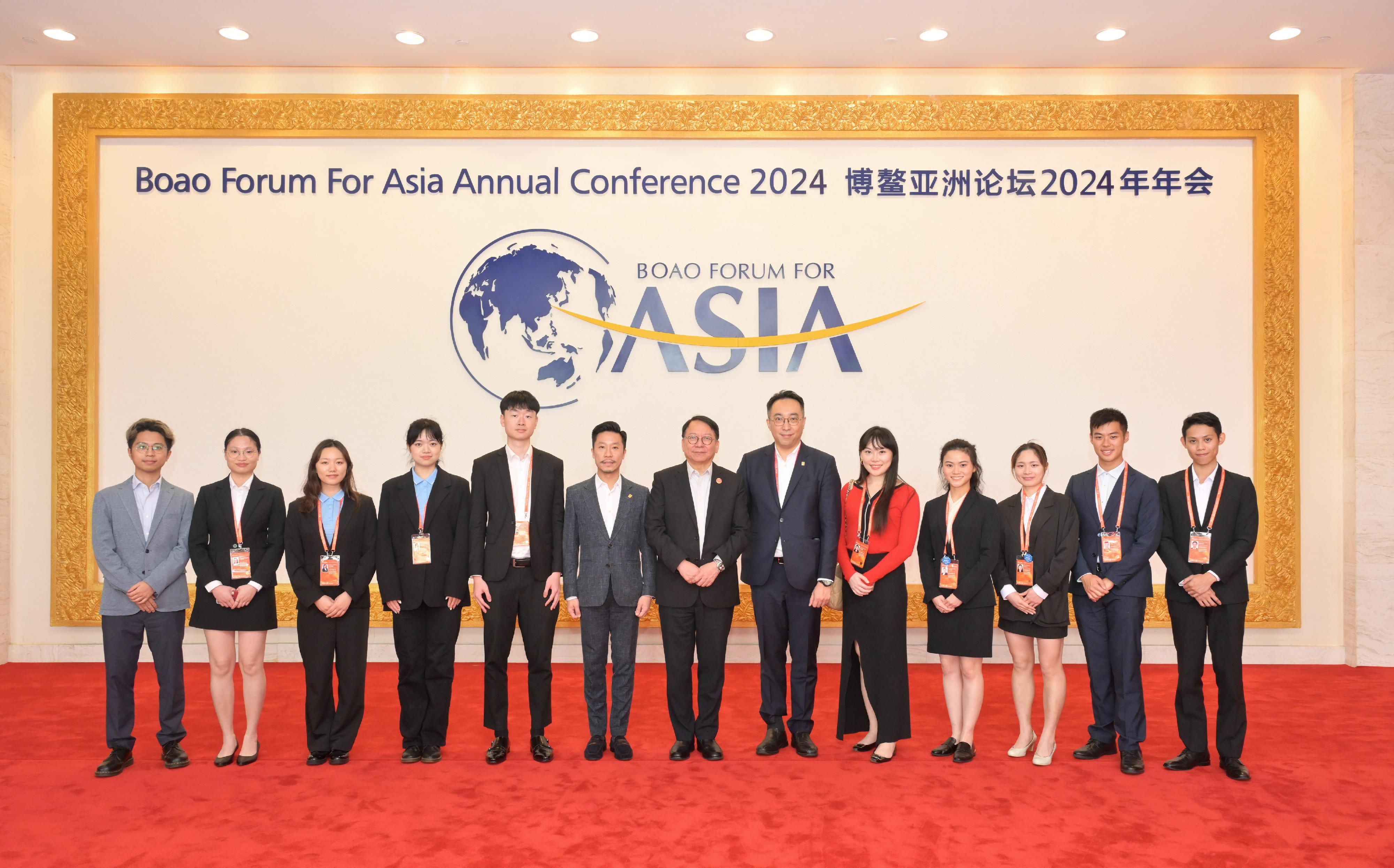 The Chief Secretary for Administration, Mr Chan Kwok-ki, met with youth volunteers from Hong Kong at the Boao Forum for Asia Annual Conference 2024 in Hainan today (March 27). Photo shows Mr Chan (centre); the Chairman of the Y. Elites Association, Mr Lawrence Lam (sixth left); the Executive Deputy Chairman of the Y. Elites Association, Mr Jason Wong (sixth right); and the Hong Kong youth volunteers.