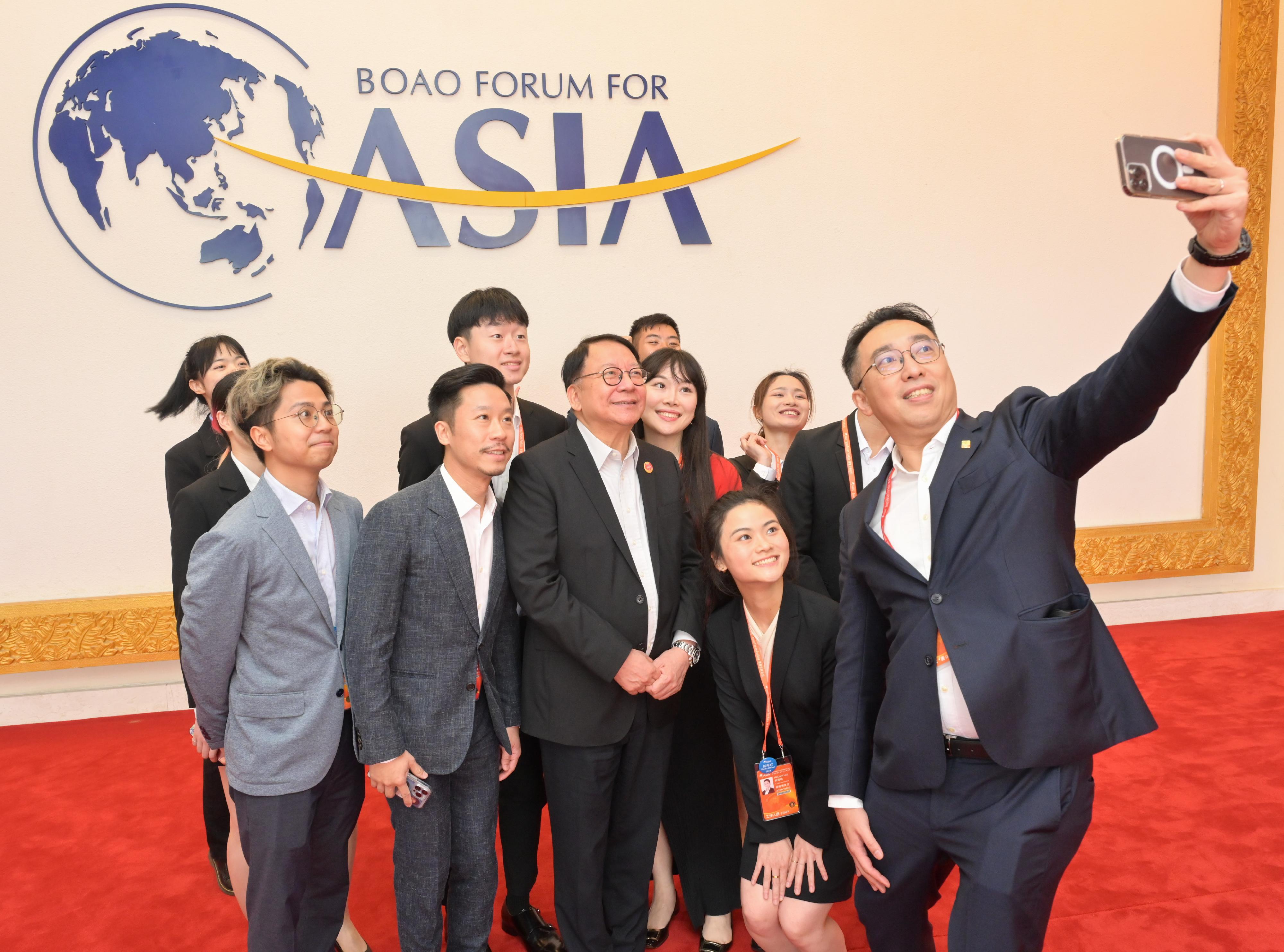 The Chief Secretary for Administration, Mr Chan Kwok-ki, met with youth volunteers from Hong Kong at the Boao Forum for Asia Annual Conference 2024 in Hainan today (March 27). Photo shows Mr Chan (front row, third left) and the Hong Kong youth volunteers.
