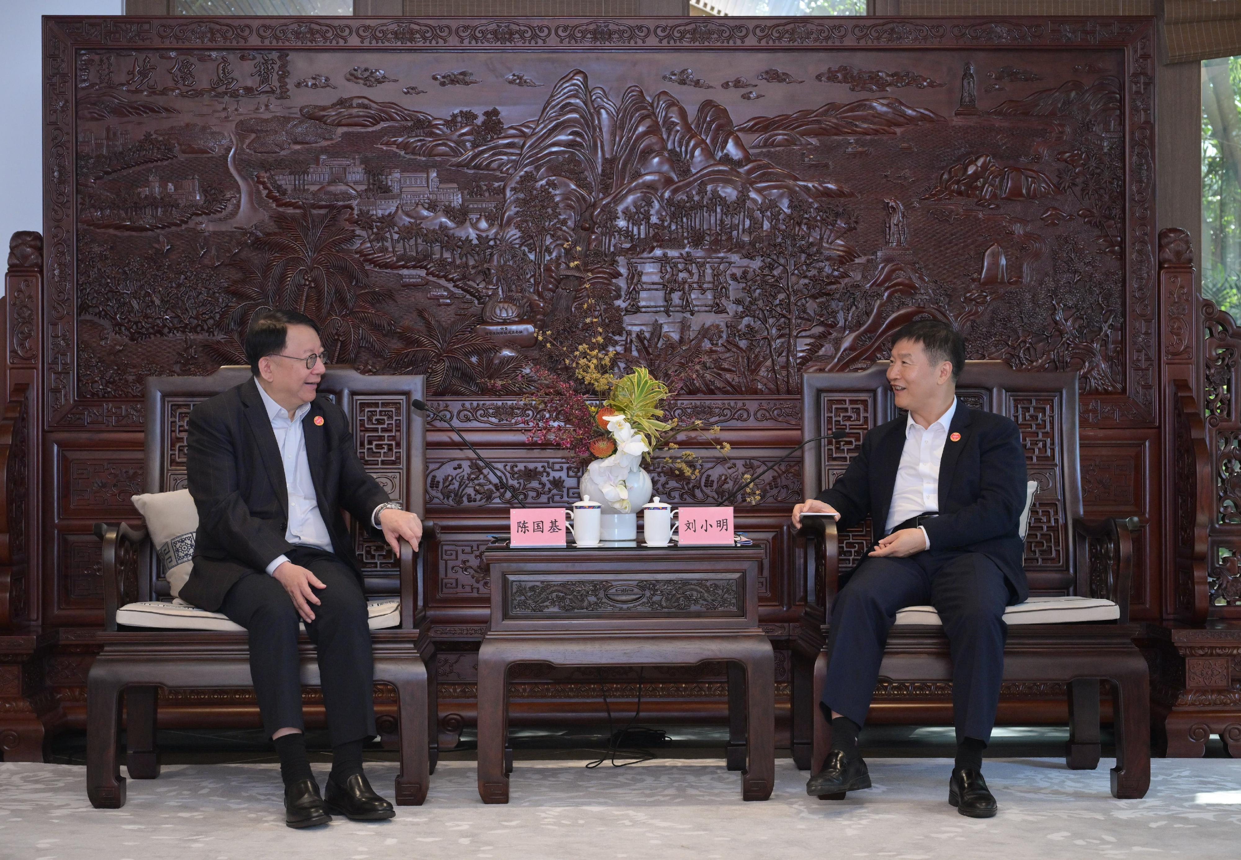 The Chief Secretary for Administration, Mr Chan Kwok-ki (left), meets with the Governor of Hainan Province, Mr Liu Xiaoming (right) in Hainan today (March 27).
