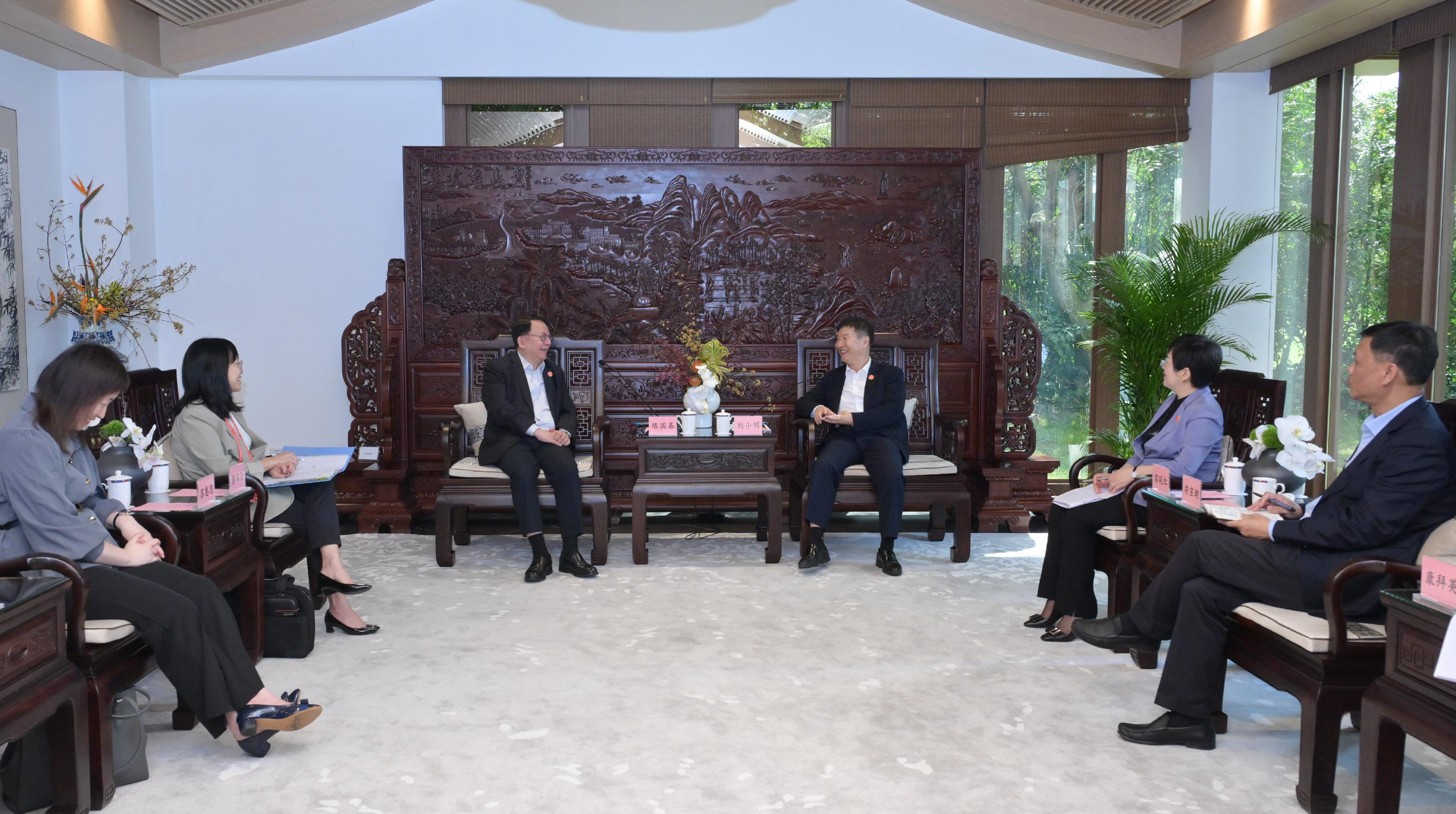 The Chief Secretary for Administration, Mr Chan Kwok-ki (third left), meets with the Governor of Hainan Province, Mr Liu Xiaoming (third right) and the Standing Committee Member of the CPC Hainan Provincial Committee and Head of the United Front Work Department of the Hainan Committee of the CPC, Ms Miao Yanhong (second right) in Hainan today (March 27). The Head (Policy Coordination) of the Chief Secretary for Administration's Private Office, Ms Kinnie Wong (second left) also attended.