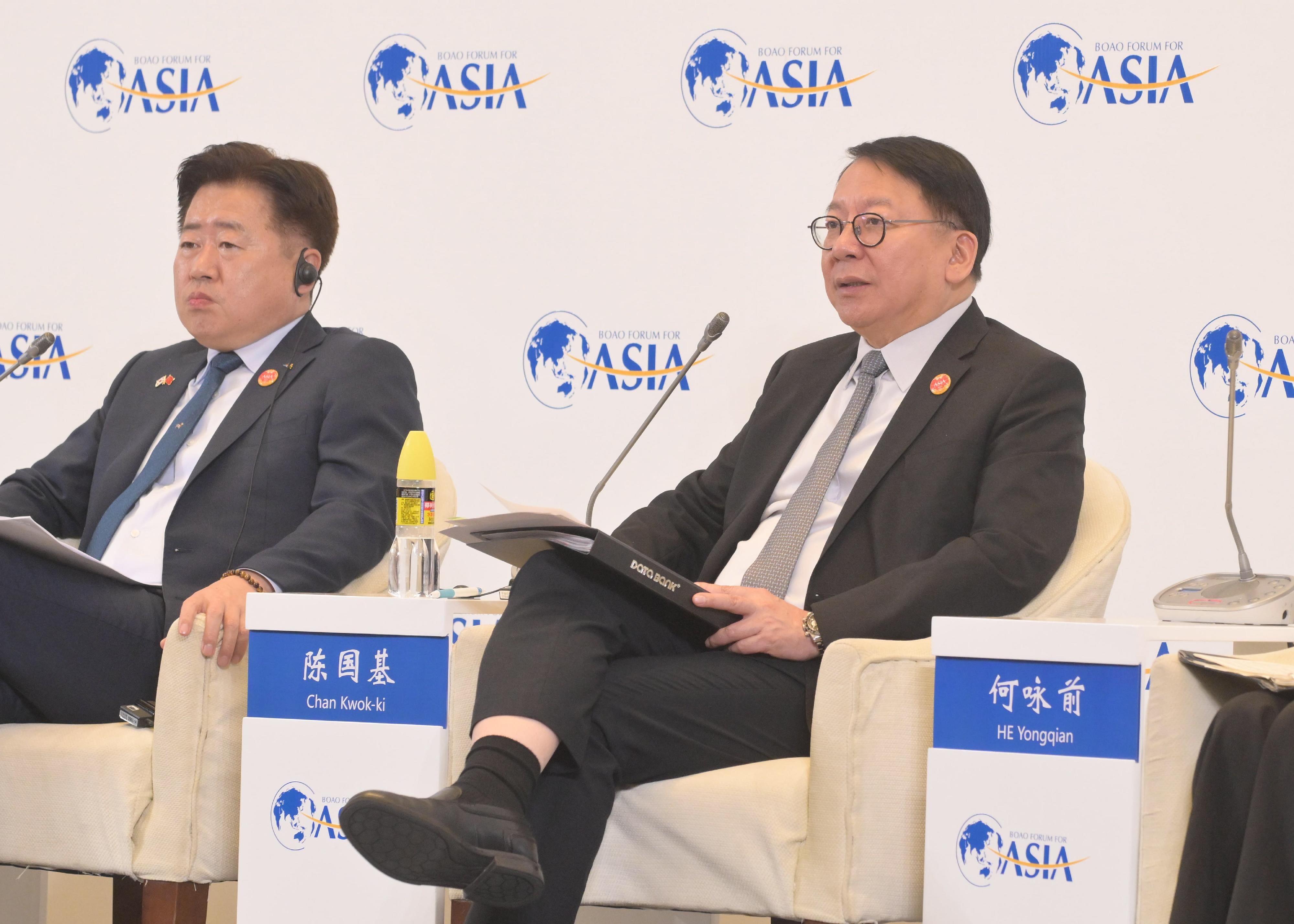 The Chief Secretary for Administration, Mr Chan Kwok-ki (right), speaks at the Global Free Trade Ports Development Forum of the Boao Forum for Asia Annual Conference 2024 in Hainan today (March 27).