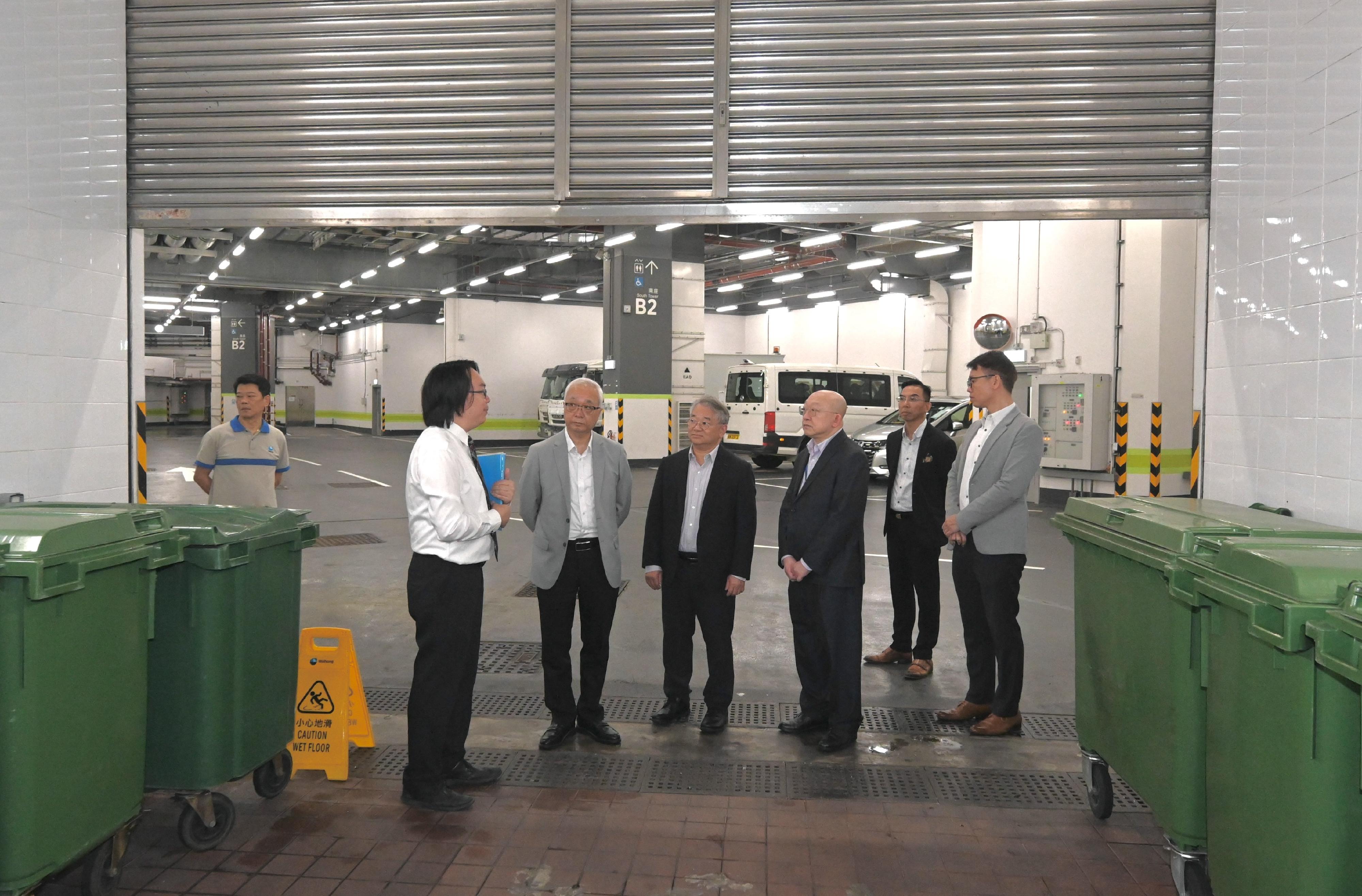 The Secretary for Environment and Ecology, Mr Tse Chin-wan, today (March 27) inspected various premises under the Municipal Solid Waste Charging Demonstration Scheme to understand the premises' preparatory work. Photo shows Mr Tse (second left) being briefed on the preparatory work for the Demonstration Scheme at West Kowloon Government Offices. He is accompanied by the Director of Environmental Protection, Dr Samuel Chui (third left), and the Government Property Administrator, Mr Eugene Fung (third right).