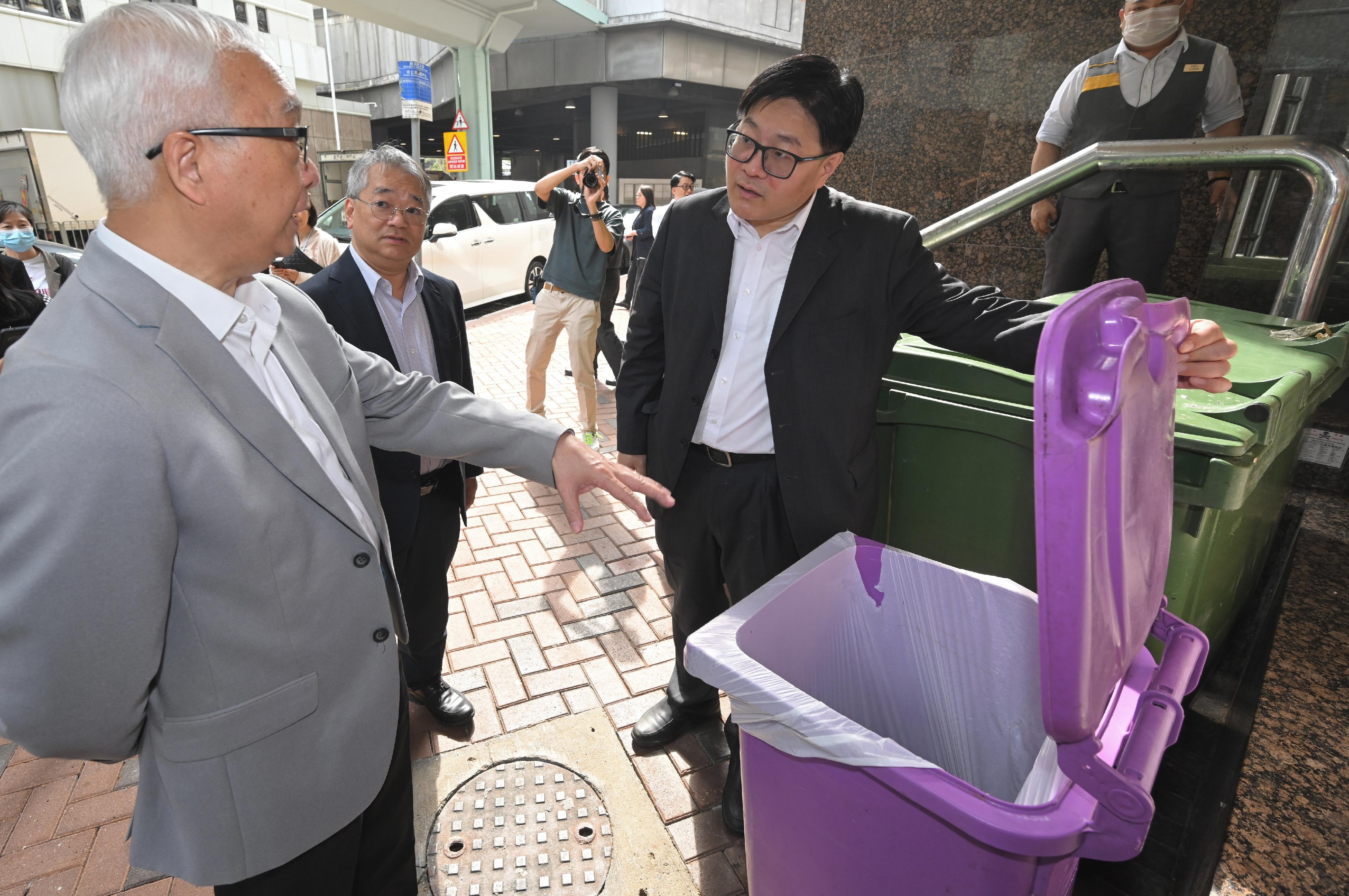 The Secretary for Environment and Ecology, Mr Tse Chin-wan, today (March 27) inspected various premises under the Municipal Solid Waste Charging Demonstration Scheme to understand the premises' preparatory work. Photo shows Mr Tse (left) and the Director of Environmental Protection, Dr Samuel Chui (centre), inspecting the process of a fast food restaurant chain's kitchen on handling waste and learning about the practical arrangements and requirements of the preparatory work for the Demonstration Scheme.