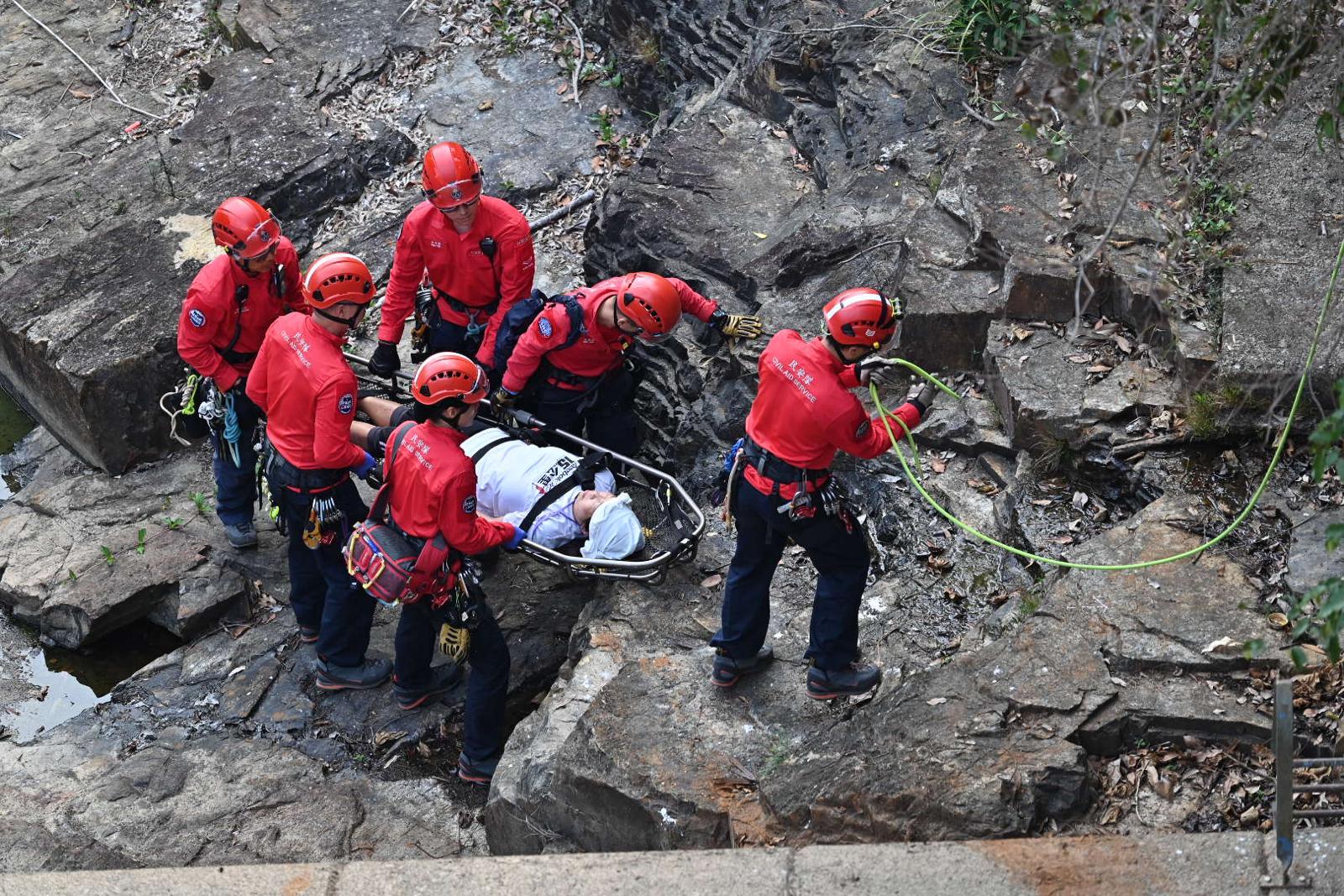 Police Hong Kong Island Regional Headquarters conducted an inter-departmental major incident exercise codenamed "COLDMIST" with the Fire Services Department, Government Flying Service, Civil Aid Service, Home Affairs Department, Agriculture, Fisheries and Conservation Department and Water Supplies Department at Aberdeen Country Park this afternoon (March 27). Picture shows Civil Aid Service officers rescuing the injured.