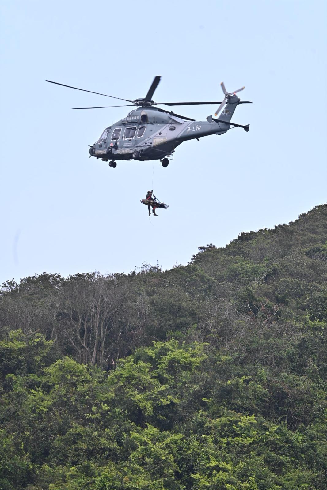 Police Hong Kong Island Regional Headquarters conducted an inter-departmental major incident exercise codenamed "COLDMIST" with the Fire Services Department, Government Flying Service (GFS), Civil Aid Service, Home Affairs Department, Agriculture, Fisheries and Conservation Department and Water Supplies Department at Aberdeen Country Park this afternoon (March 27). Photo shows GFS officers rescuing an injured person with a helicopter.