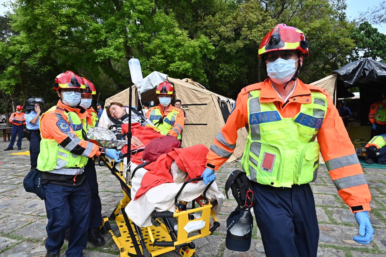 Police Hong Kong Island Regional Headquarters conducted an inter-departmental major incident exercise codenamed "COLDMIST" with the Fire Services Department, Government Flying Service, Civil Aid Service, Home Affairs Department, Agriculture, Fisheries and Conservation Department and Water Supplies Department at Aberdeen Country Park this afternoon (March 27). Picture shows officers taking the injured to hospitals.