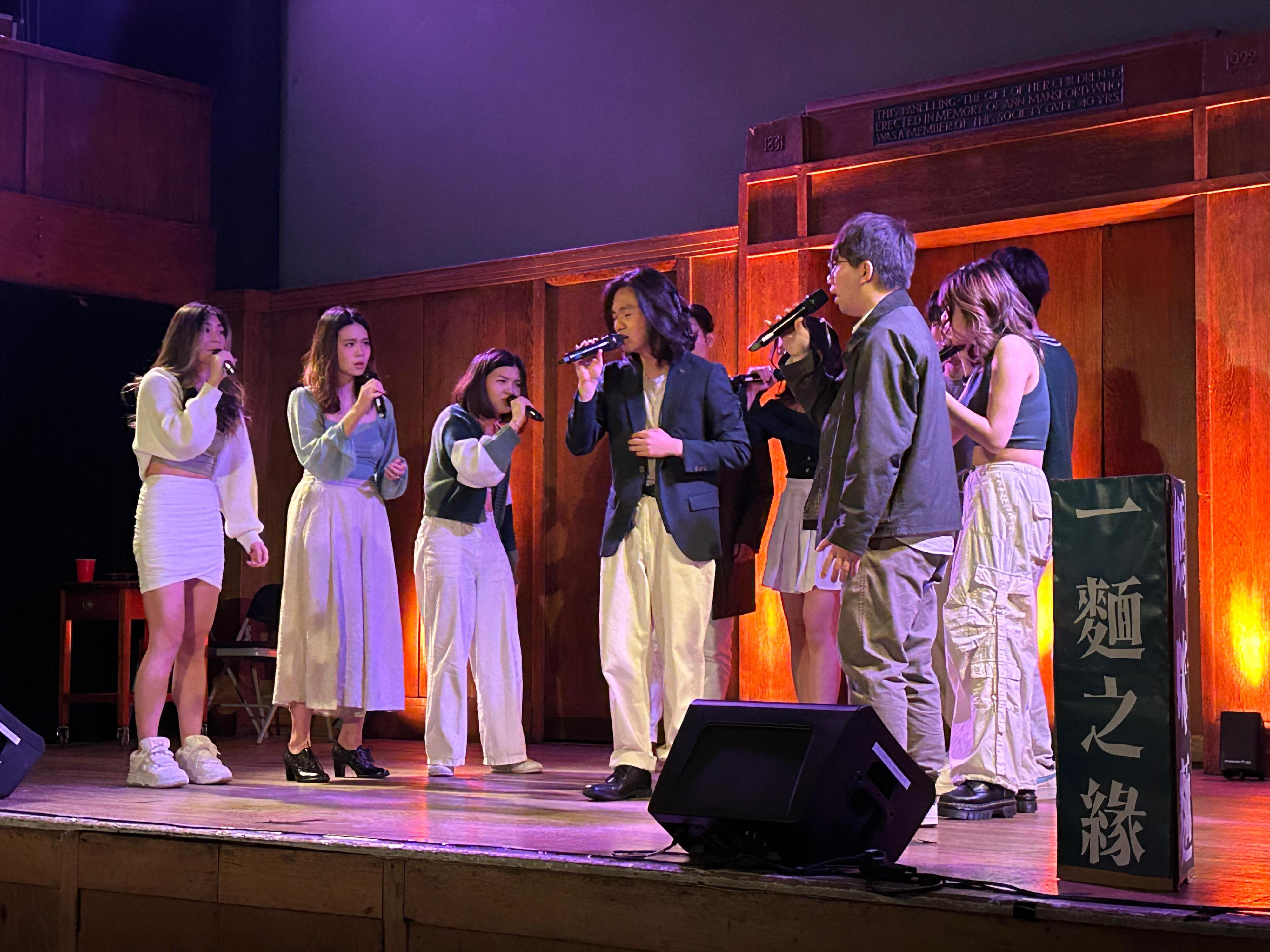 香港驻伦敦经济贸易办事处支持无伴奏合唱团The Mockingbird在伦敦Conway Hall举办音乐会。图示合唱团三月二十七日（伦敦时间）在音乐会上展示音乐才华。