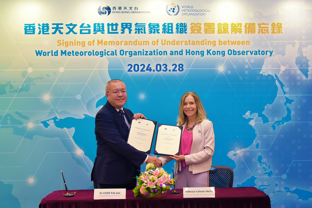 香港天文台台長陳栢緯博士（左）和世界氣象組織秘書長席列斯特．紹羅教授（右）今日（三月二十八日）簽署更新的諒解備忘錄，進一步加強雙方在氣象方面的合作。