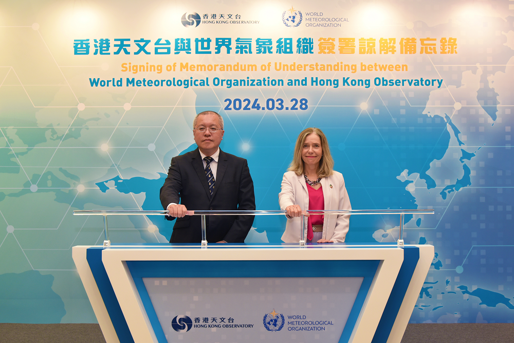 香港天文台台长陈栢纬博士（左）和世界气象组织秘书长席列斯特．绍罗教授（右）今日（三月二十八日）主持新版本的恶劣天气信息中心网站（SWIC 3.0）的启动仪式。