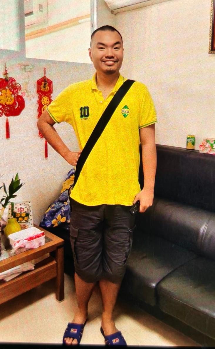 Wong Hong-chin, aged 35, is about 1.8 metres tall, 80 kilograms in weight and of medium build. He has a round face with yellow complexion and short black hair. He was last seen wearing a yellow T-shirt, brown trousers, black sandals and carrying a black crossbody bag.