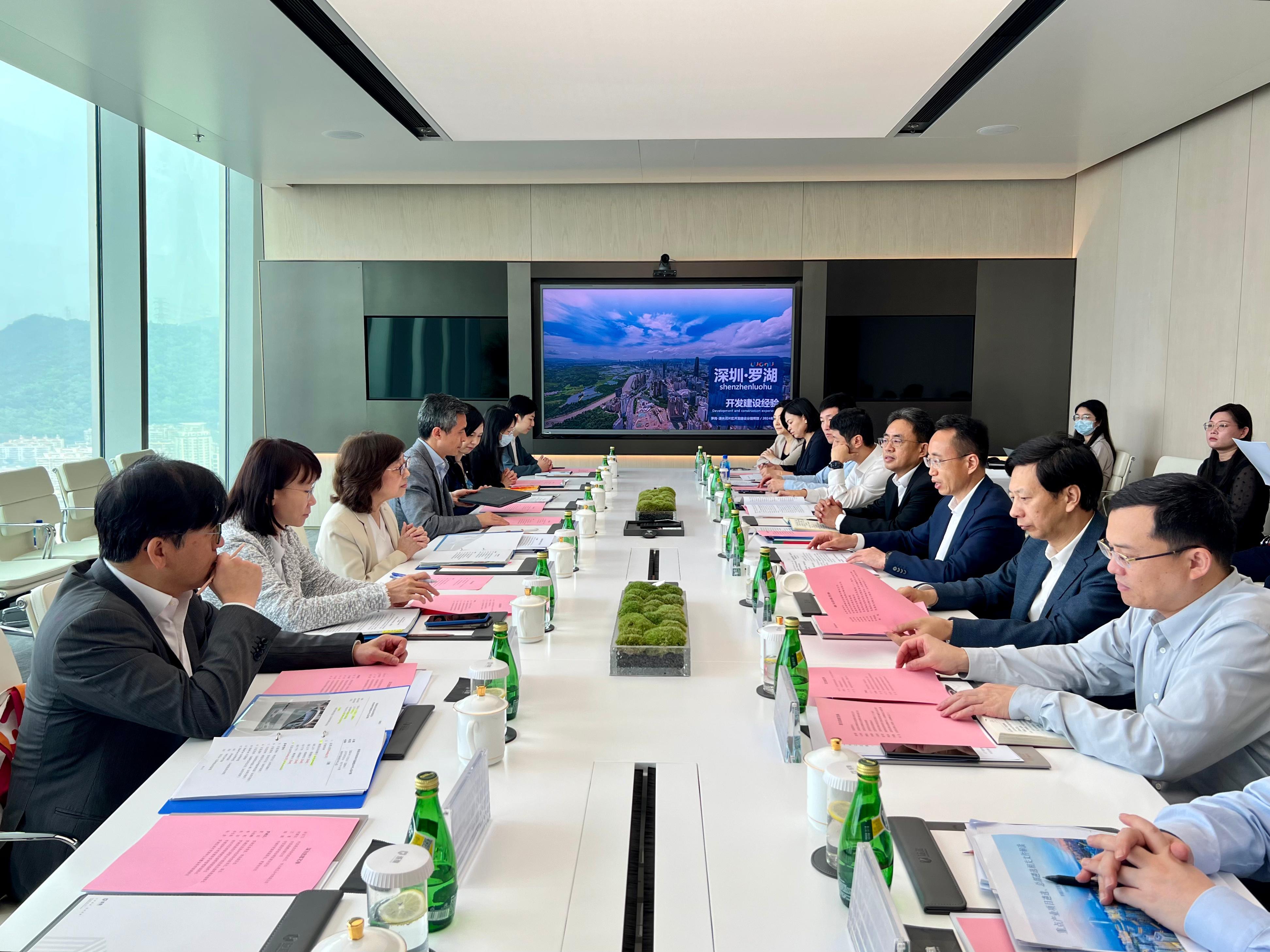 The Secretary for Development, Ms Bernadette Linn, and the Director of the Northern Metropolis Co-ordination Office, Mr Vic Yau, today (March 28) visited Luohu District and Pingshan District of Shenzhen. Photo shows Ms Linn (third left) and Mr Yau (fourth left) exchanging views with officials of relevant authorities of Shenzhen and Luohu District on the development of local districts and urban renewal.