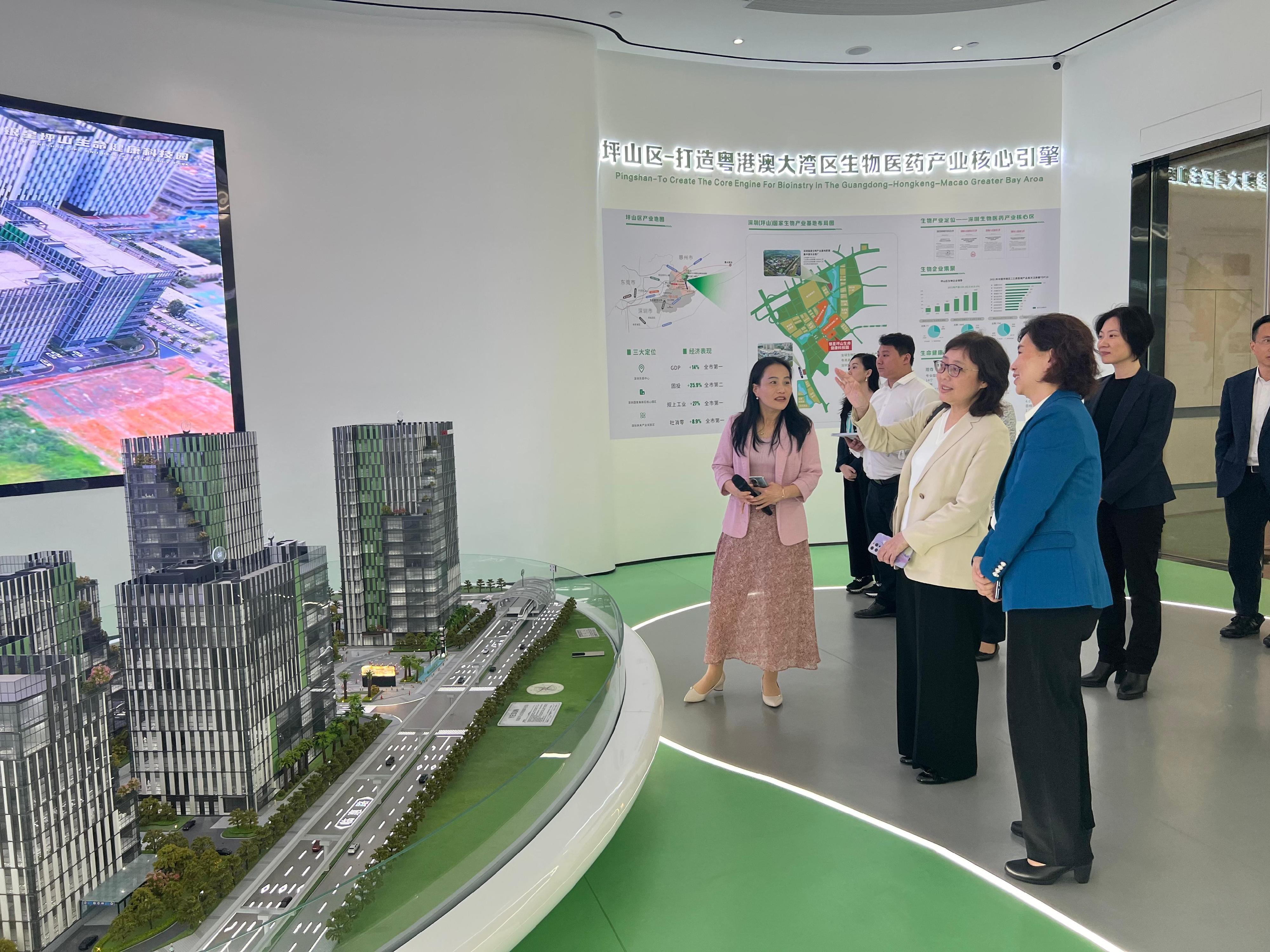 The Secretary for Development, Ms Bernadette Linn, and the Director of the Northern Metropolis Co-ordination Office, Mr Vic Yau, today (March 28) visited Luohu District and Pingshan District of Shenzhen. Photo shows Ms Linn (centre, front row), visiting the Yesun Pingshan Life and Health Technology Park to learn about its industrial services development.