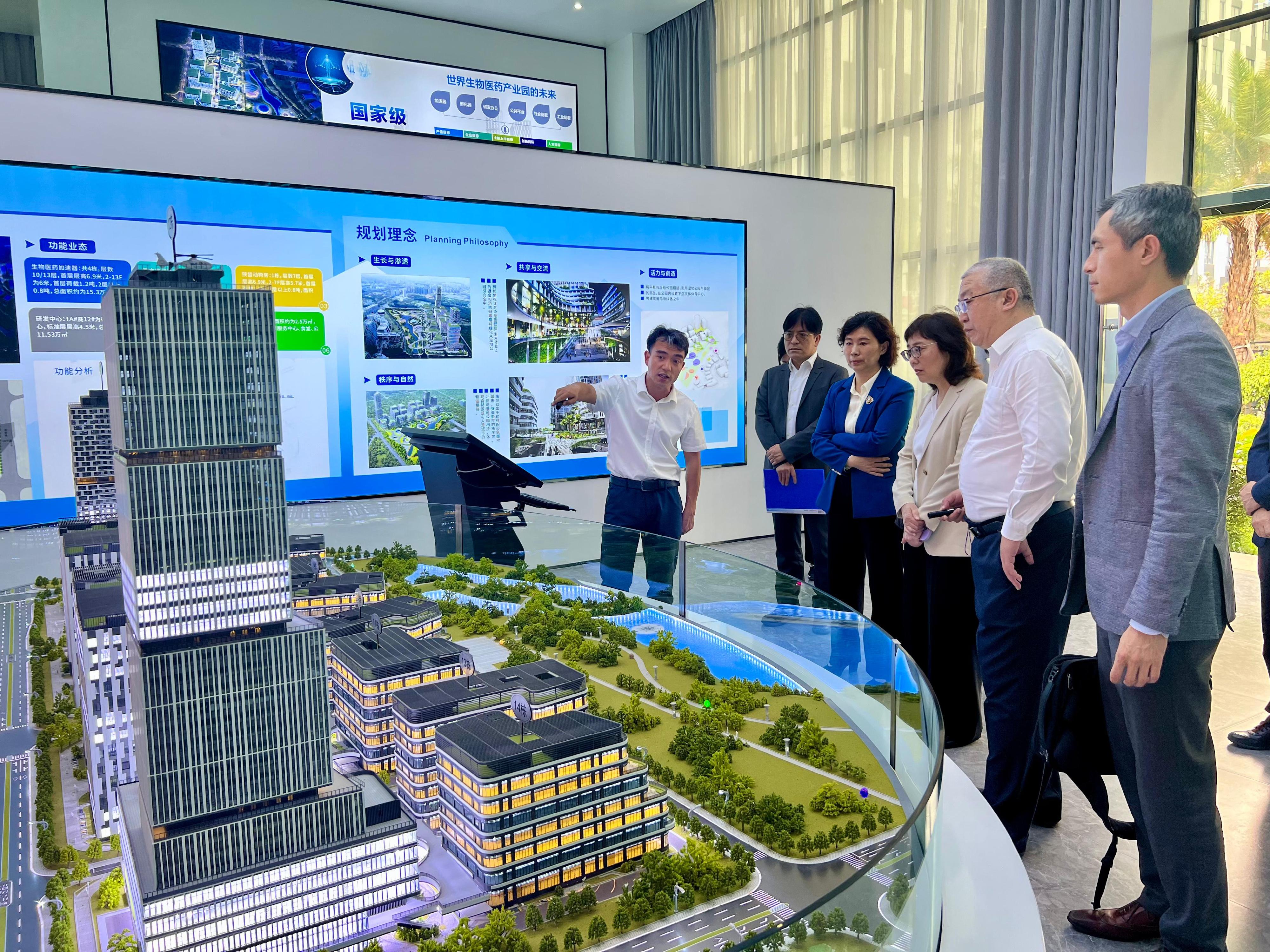 The Secretary for Development, Ms Bernadette Linn, and the Director of the Northern Metropolis Co-ordination Office, Mr Vic Yau, today (March 28) visited Luohu District and Pingshan District of Shenzhen. Photo shows Ms Linn (third right) and Mr Yau (first right) being briefed on the planning of the Biomedical Accelerator area in the Pingshan District during their visit to the area.
