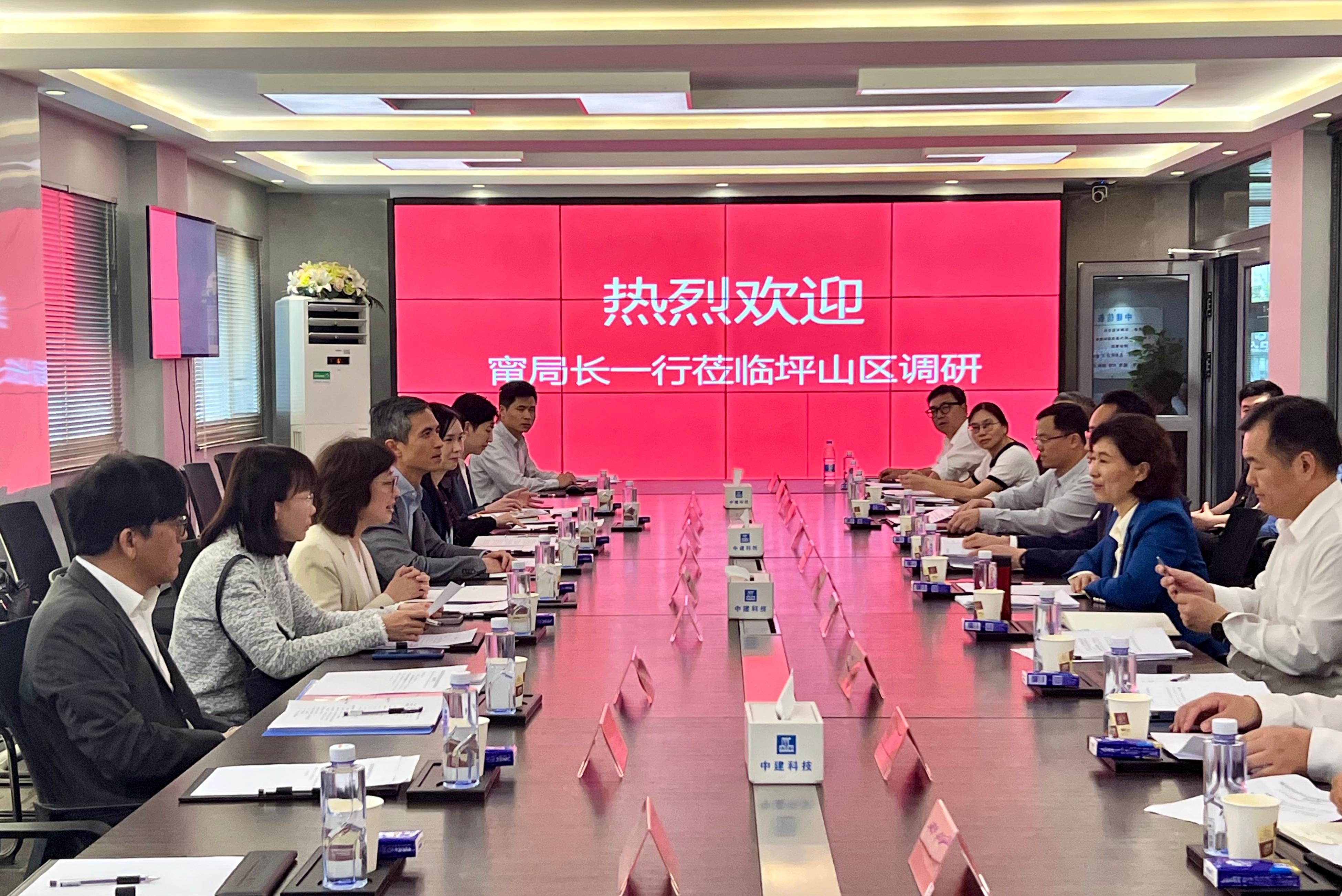 The Secretary for Development, Ms Bernadette Linn, and the Director of the Northern Metropolis Co-ordination Office, Mr Vic Yau, today (March 28) visited Luohu District and Pingshan District of Shenzhen. Photo shows Ms Linn (third left) and Mr Yau (fourth left) being briefed on the experiences in developing industrial space in Pingshan District and the Baguang sub-district of Dapeng New District.