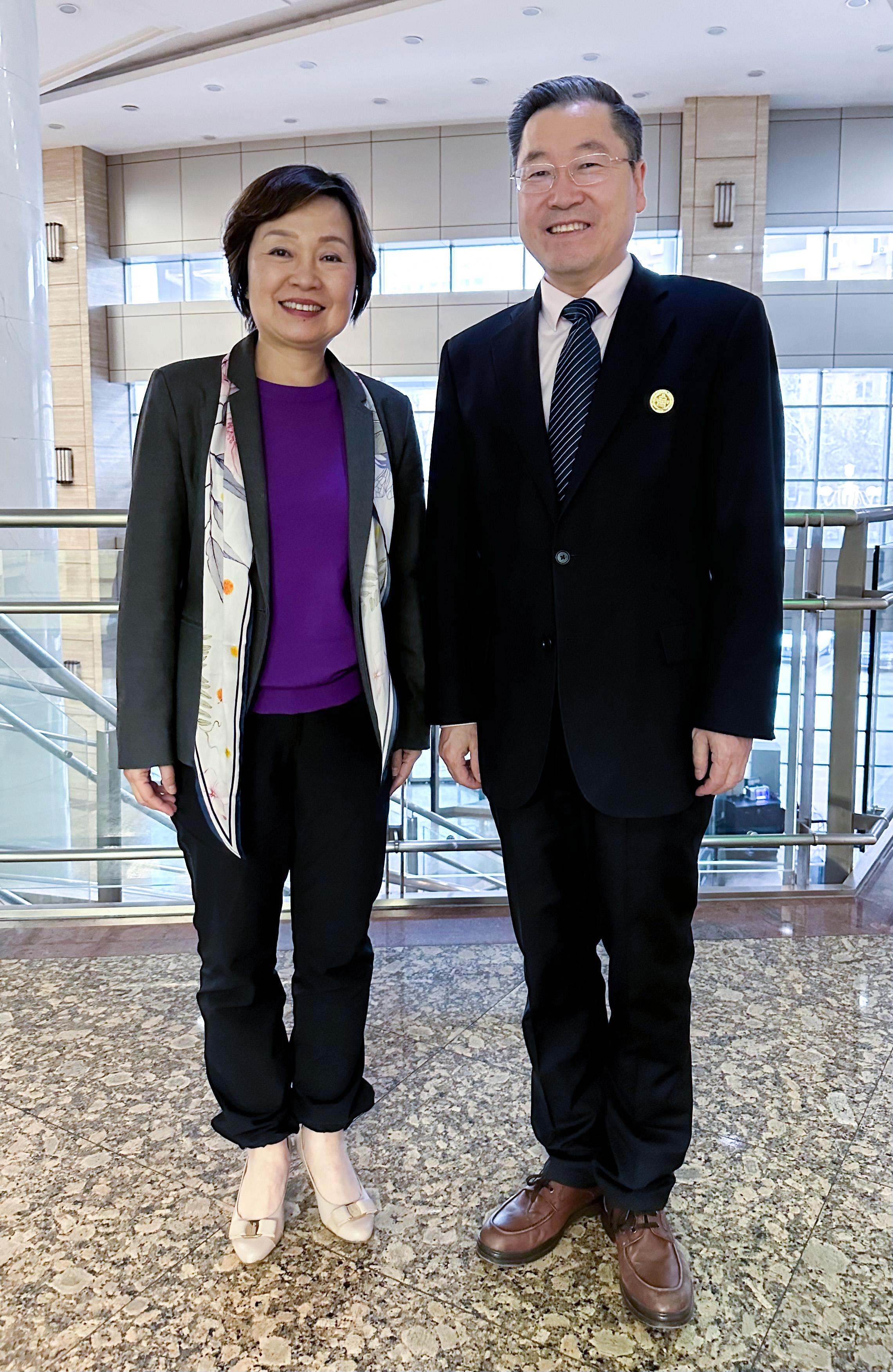 The Secretary for Education, Dr Choi Yuk-lin (left), meets the Vice President of Beijing Normal University, Professor Zhou Zuoyu (right), in Beijing today (March 29).