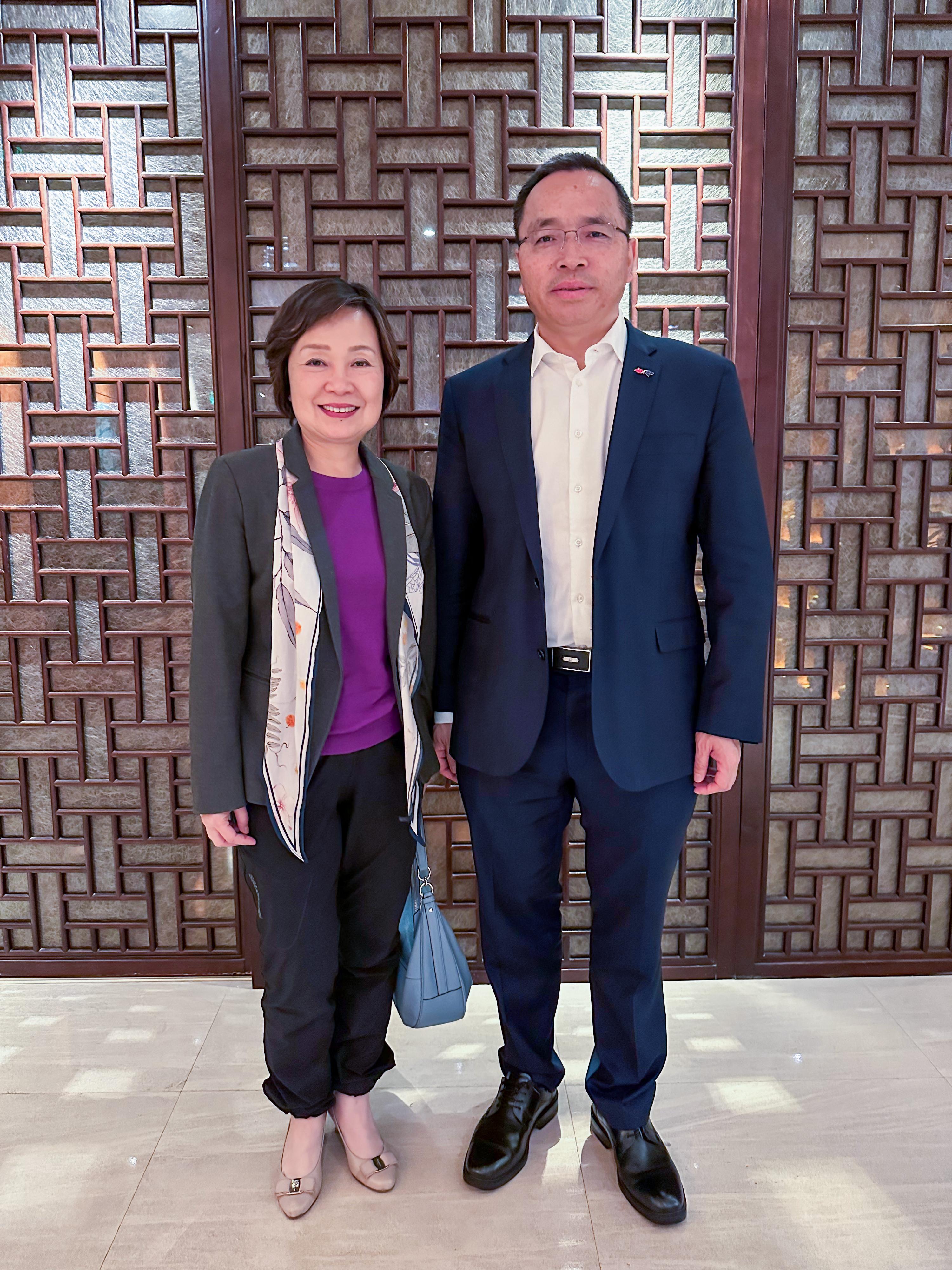The Secretary for Education, Dr Choi Yuk-lin (left), meets the Director of the Office of Hong Kong, Macao and Taiwan Affairs of the Ministry of Education, Mr Yang Dan (right), in Beijing today (March 29).

 
