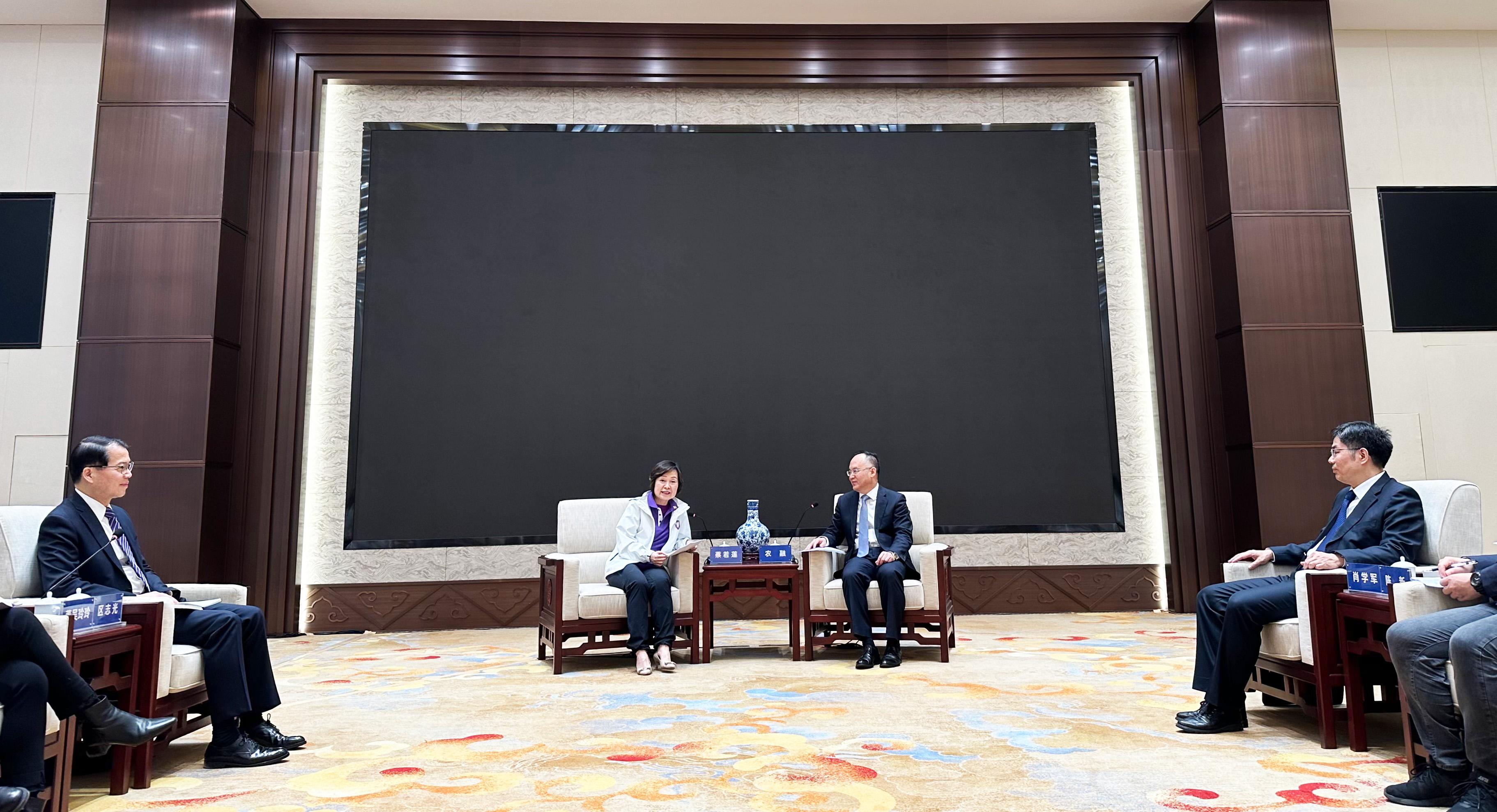 教育局局長蔡若蓮博士（左二）今日（三月二十九日）在北京拜訪中央港澳工作辦公室副主任農融（右二）。