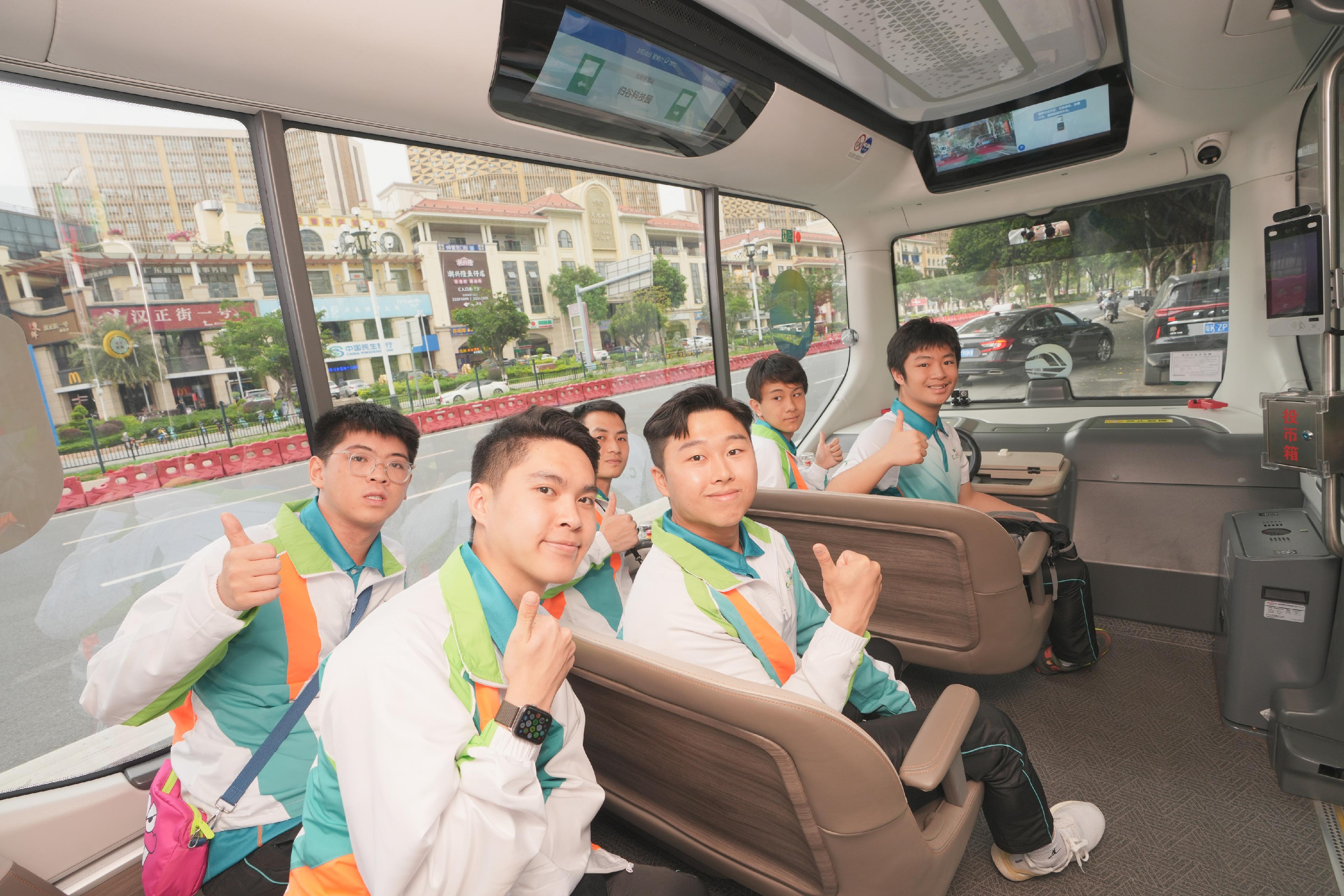 「Customs YES」團員在廣州科學城試乘無人駕駛車。