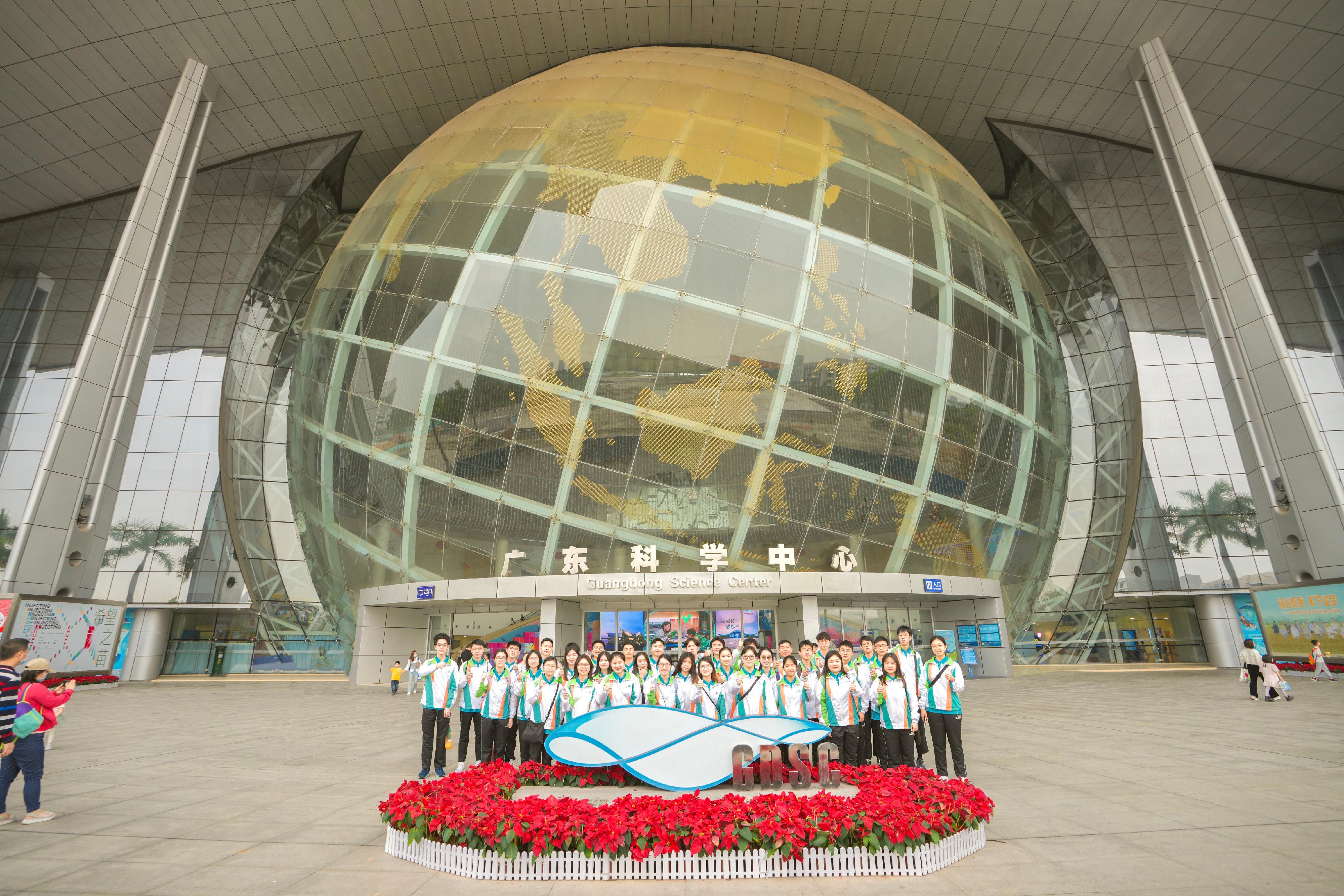 From March 29 to 31, "Customs YES" co-organised the Guangdong Innovation and Technology Exploration Trip with the Greater Bay Area Homeland Youth Community Foundation. Photo shows "Customs YES" members taking a group photo in front of  the Guangdong Science Center.