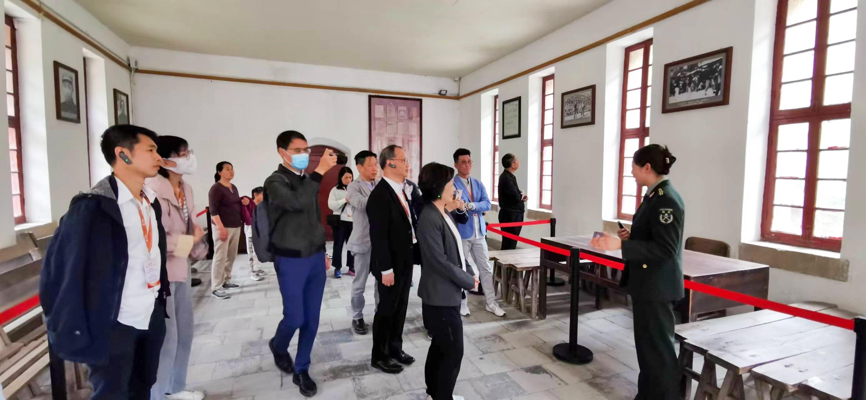教育局局長蔡若蓮博士今日（四月一日）率領中國歷史教師考察團參訪延安。圖示蔡若蓮博士（前排右二）與教師一起參訪楊家嶺革命舊址。