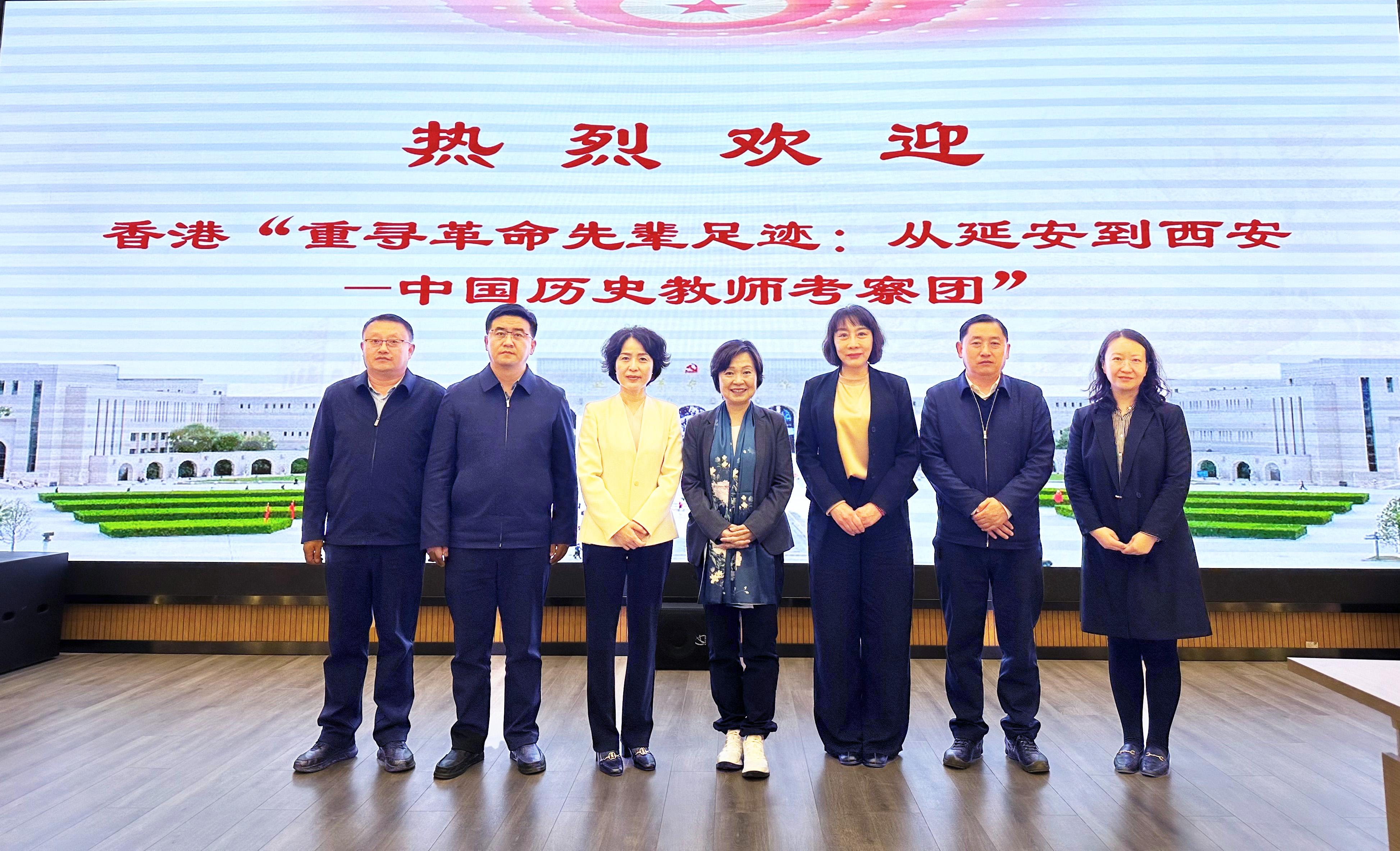 The Secretary for Education, Dr Choi Yuk-lin, leads a delegation of Chinese history teachers to visit Yan'an today (April 1). Photo shows Dr Choi (centre) and the representatives of the Department of Education of Shaanxi Province, Yan'an Municipal People's Government and the Education Bureau of Yan'an City.