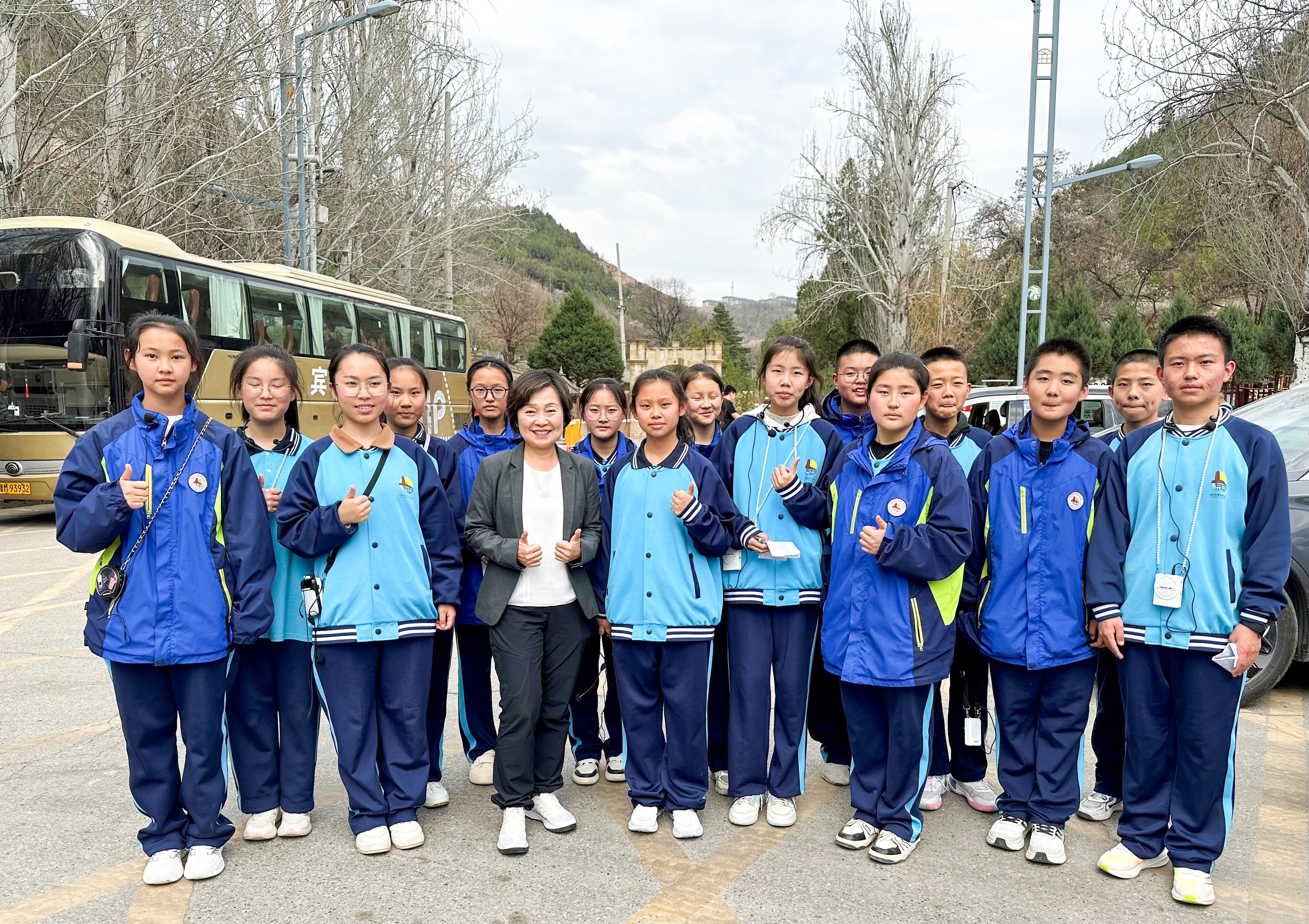 The Secretary for Education, Dr Choi Yuk-lin, leads a delegation of Chinese history teachers to visit Yan'an today (April 1). Photo shows Dr Choi (front row, third left) visits the Yangjialing Revolutionary Site in Yan'an together with the local students.