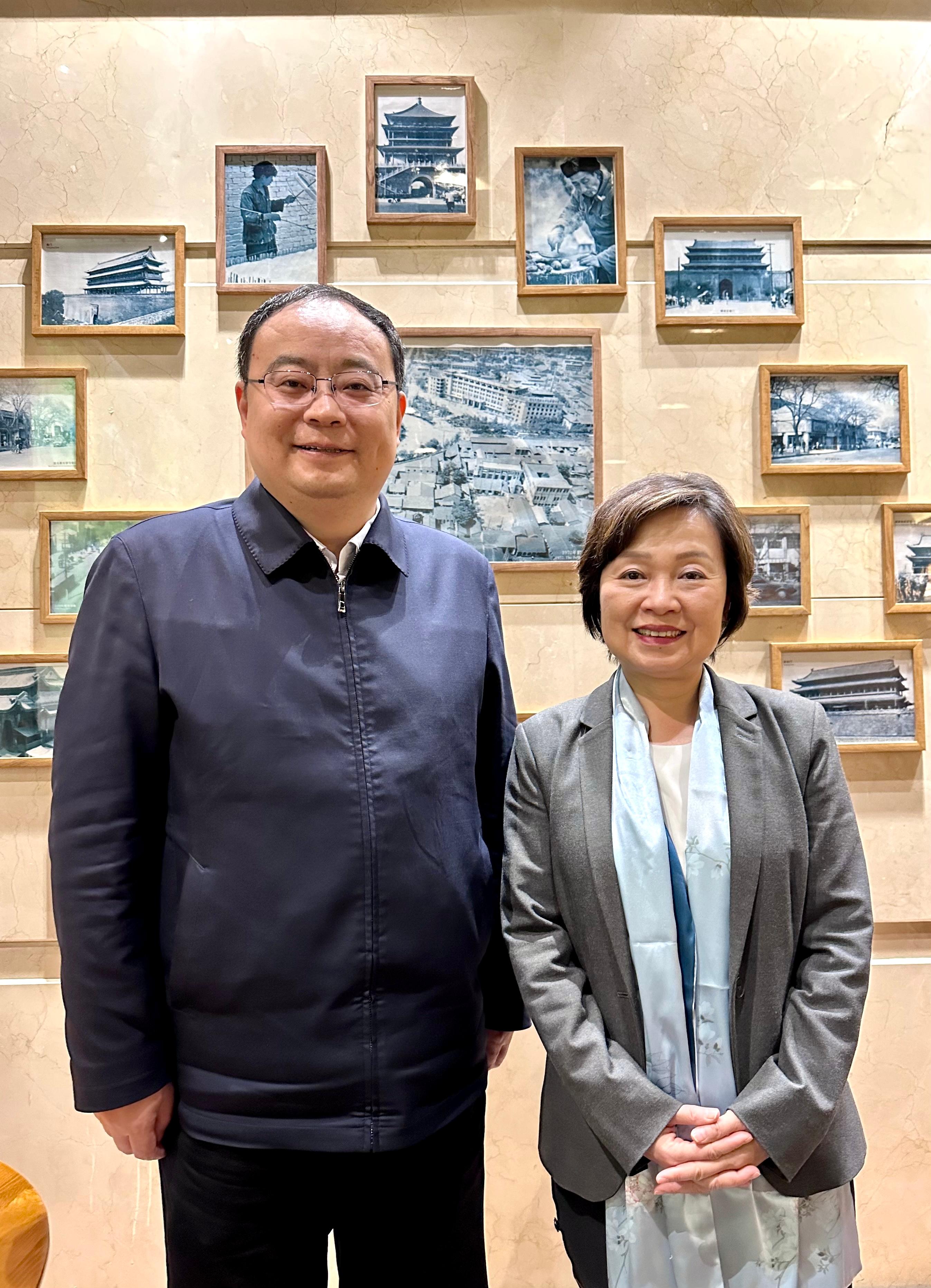 The Secretary for Education, Dr Choi Yuk-lin (right), meets the Director-General of the Department of Education of Shaanxi Province, Mr Wang Shusheng (left) in Xi'an today (April 1).